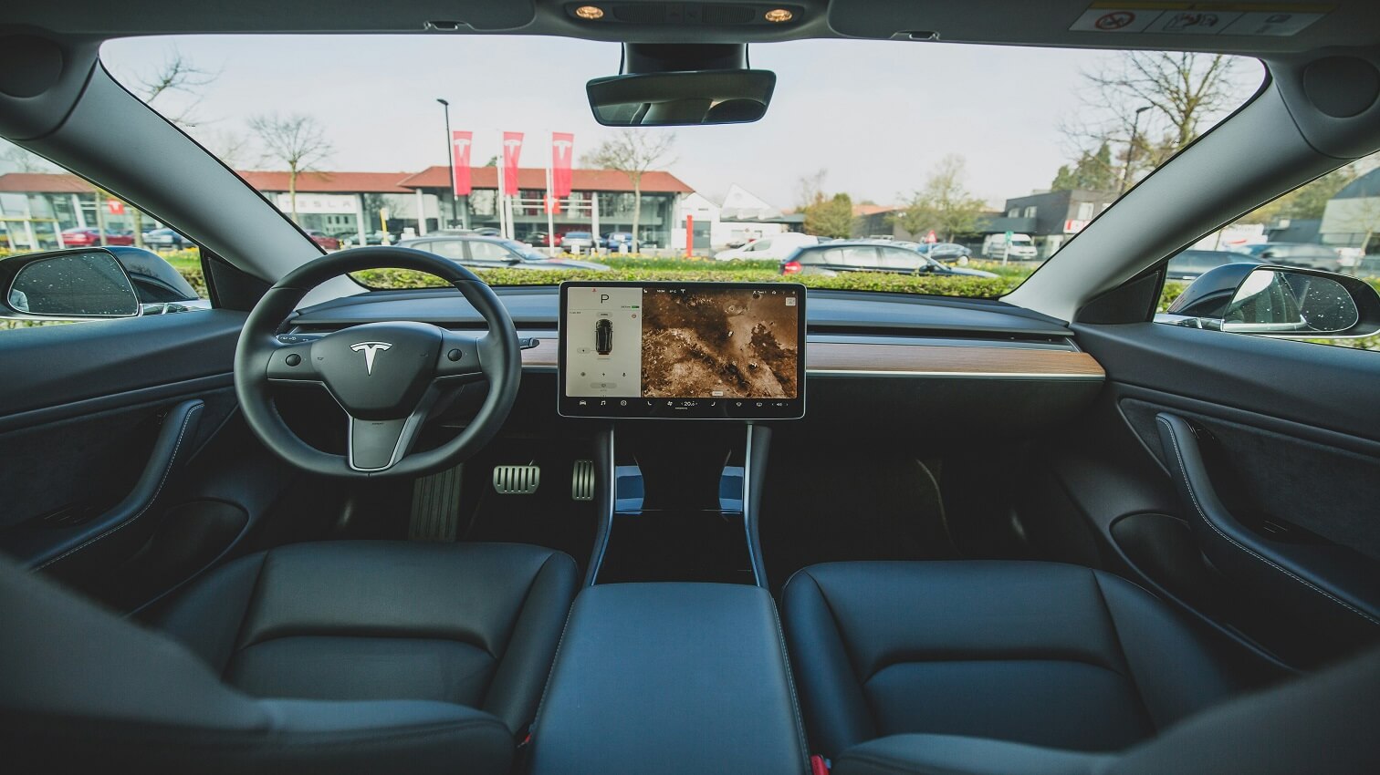 Tesla Model Y Geräusche hinter der Frontkamera