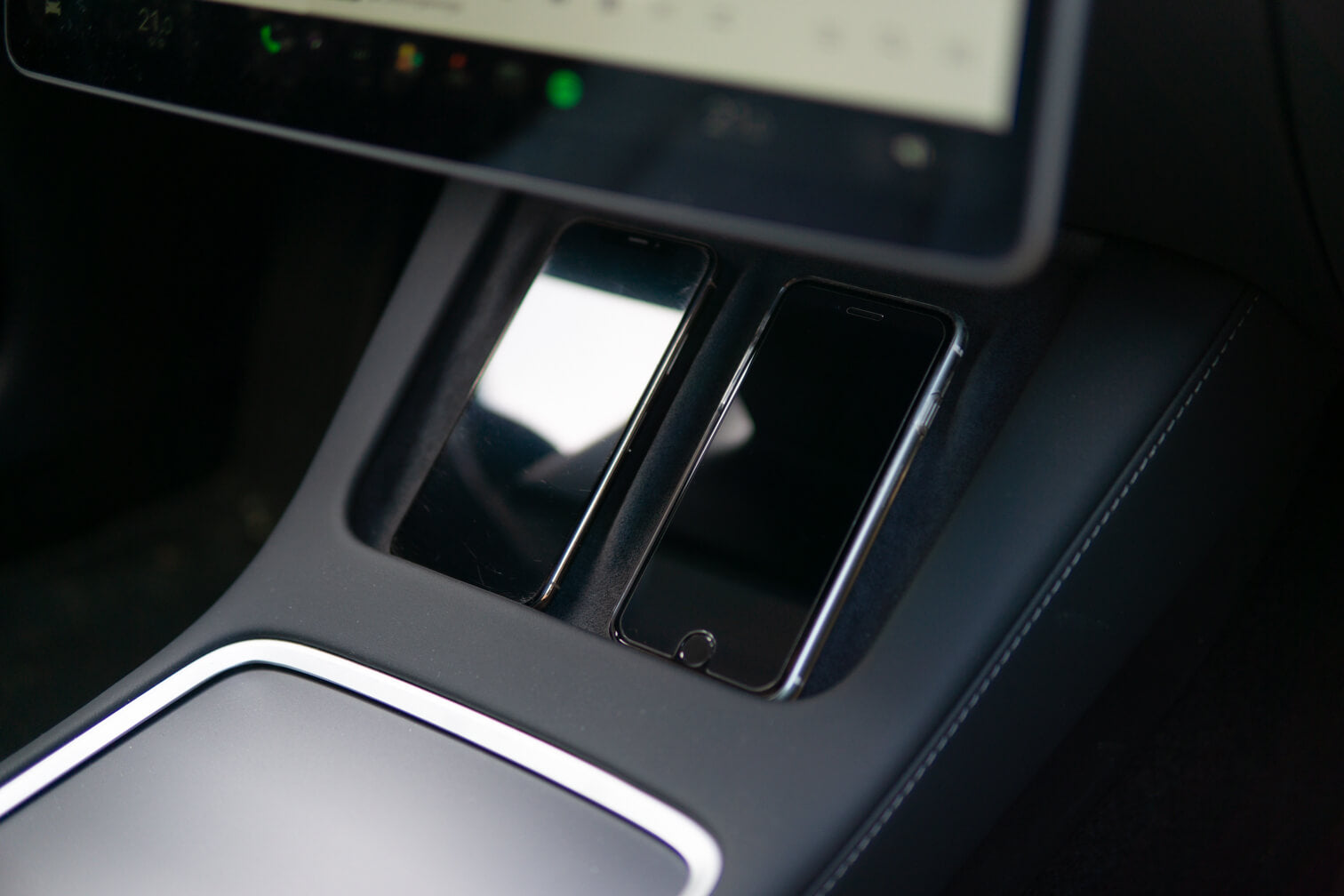 Handy im Tesla laden: So viel Reichweite kostet es