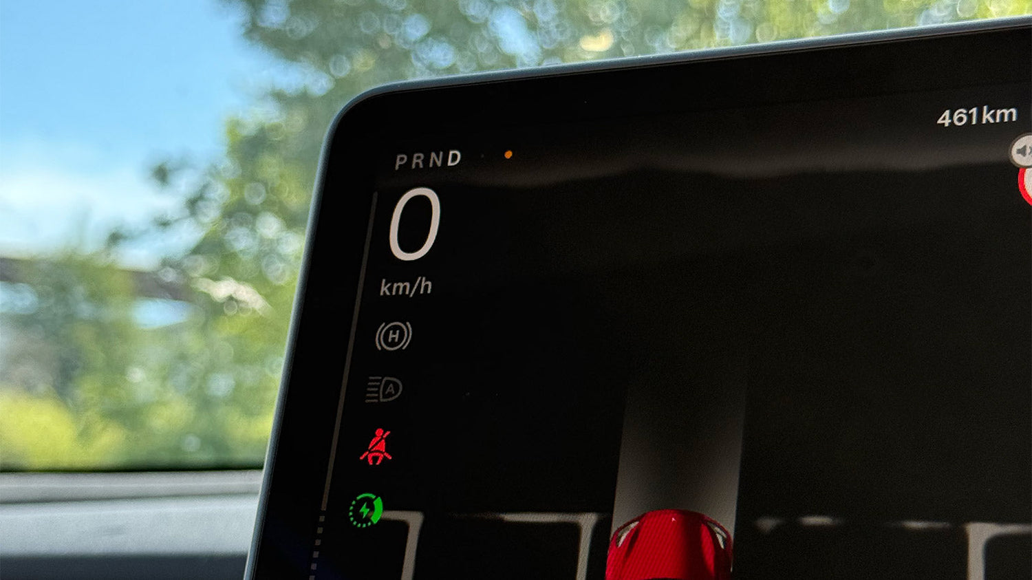 Orangefarbener Punkt im Tesla-Display – das bedeutet er