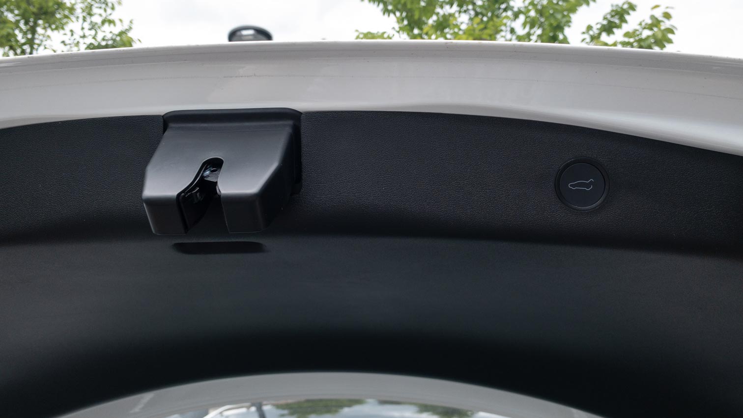 Tesla Model 3: Was tun, wenn die Heckklappe nur halb öffnet?