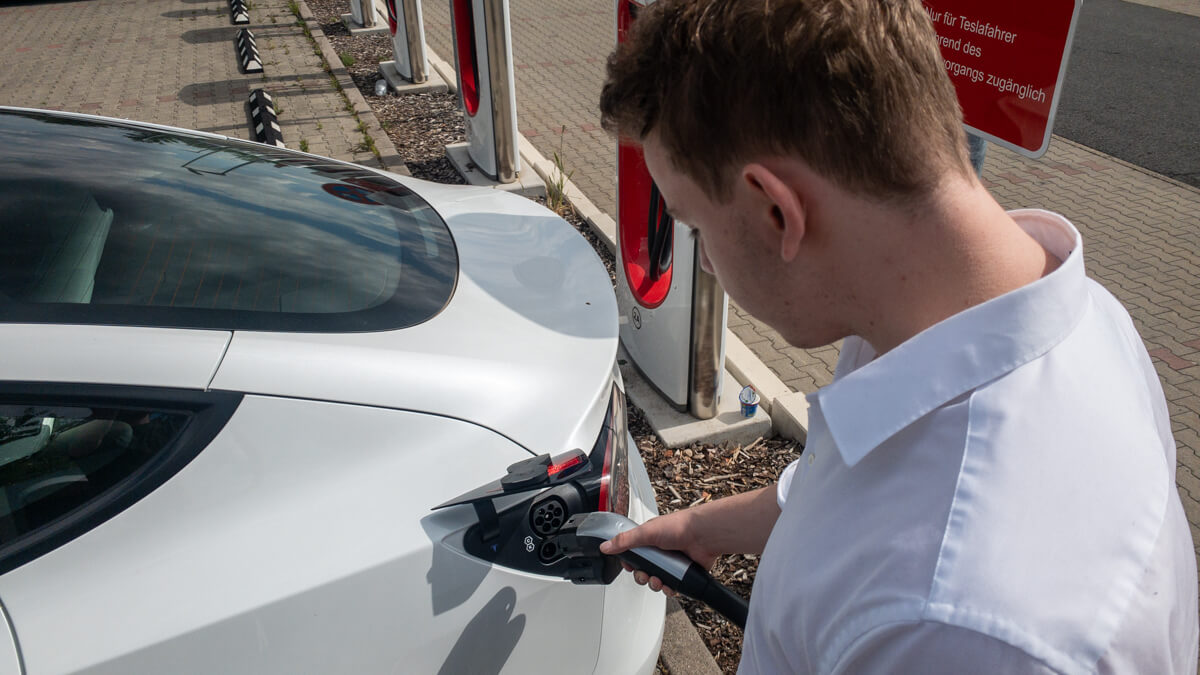 Tesla Model 3 laden: Alle Infos im Komplett-Guide