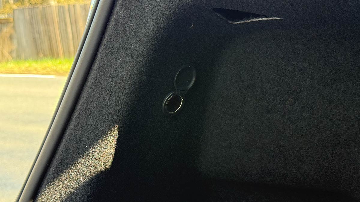 Tesla: Strom für 12-Volt-Steckdose von Elektromotor oder Akku?