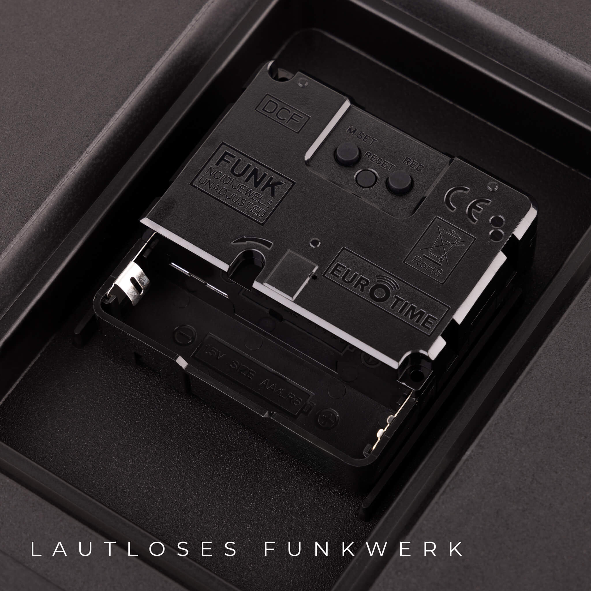 TesClock: Wandklok in Tesla-kleur