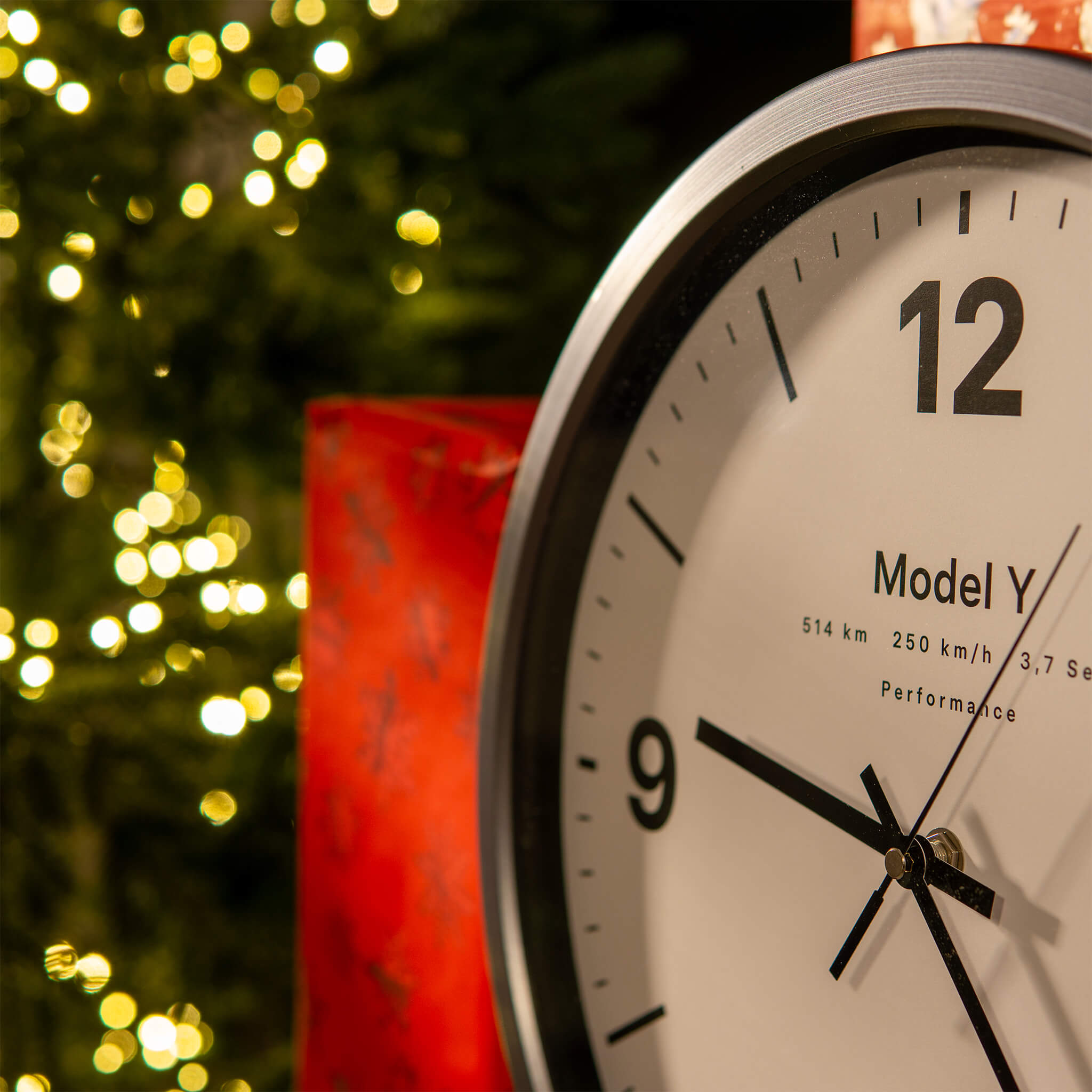 TesClock: Wandklok in Tesla-kleur