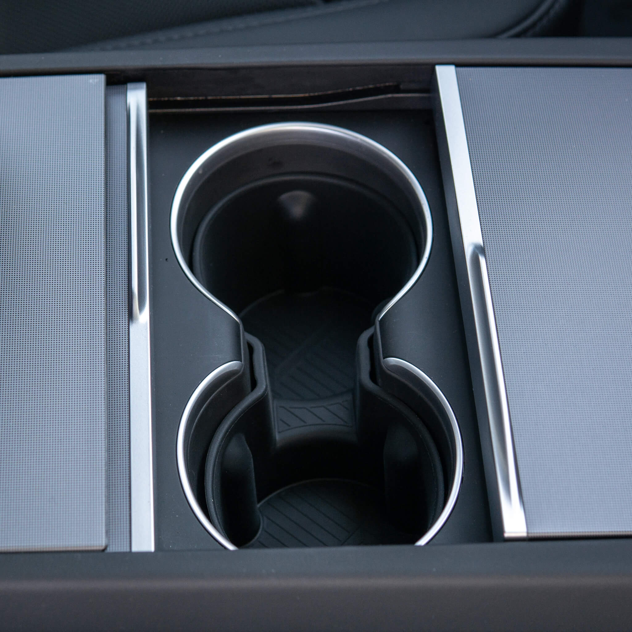 Tesla Model 3 2024: cup holder