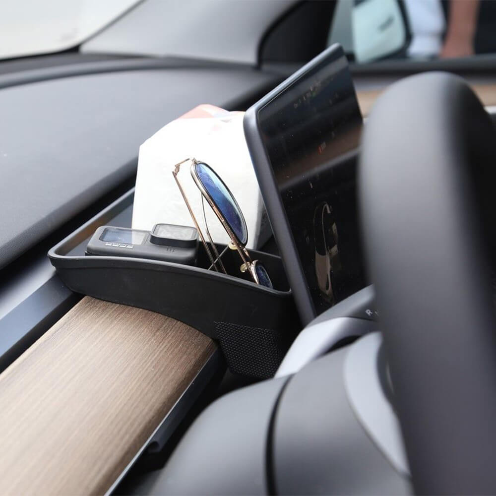 Tesla Organizer und Ablage hinter dem Display