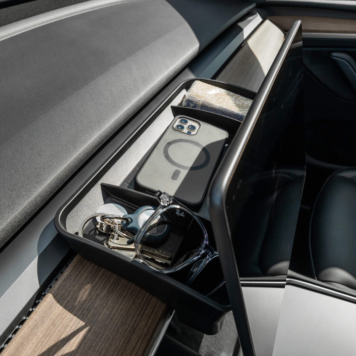 Tesla Organizer und Ablage hinter dem Display