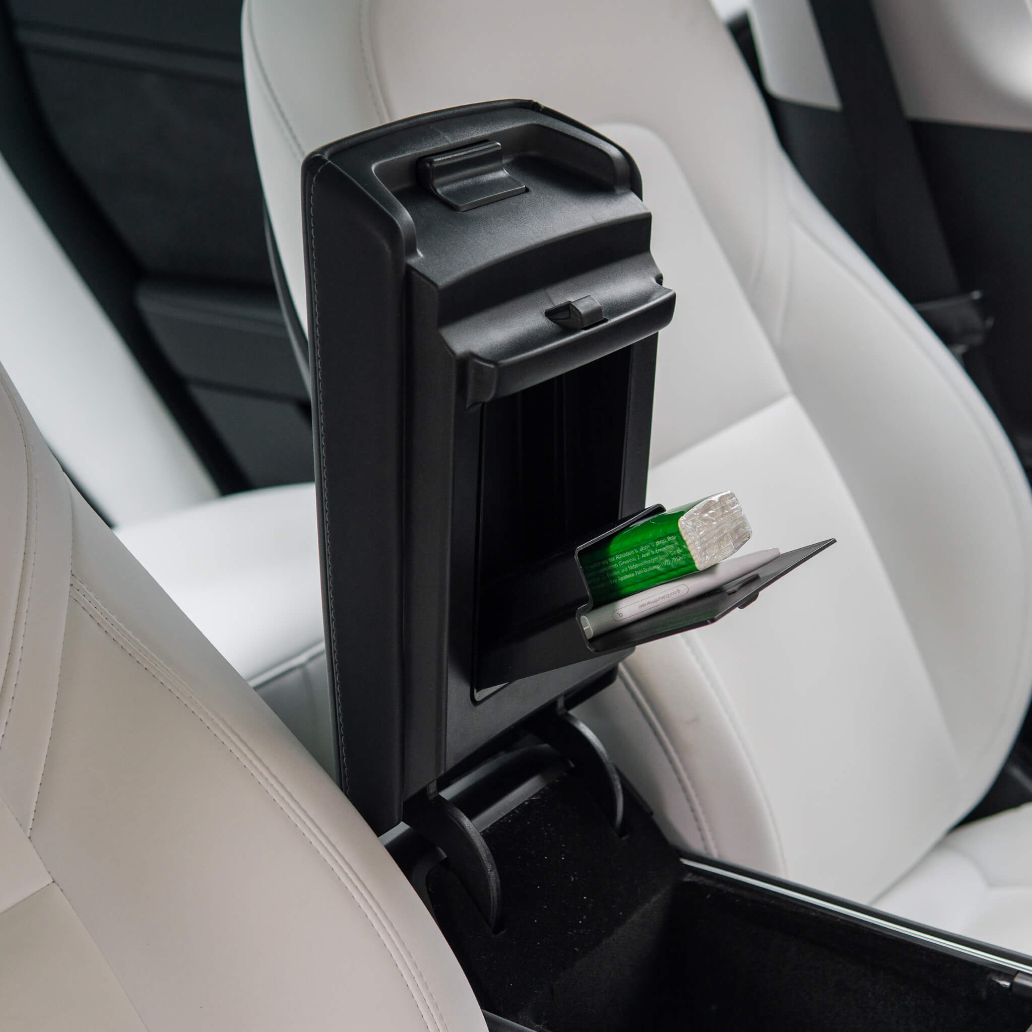 Tesla Model 3/Y: Geheimfach für die Armlehne