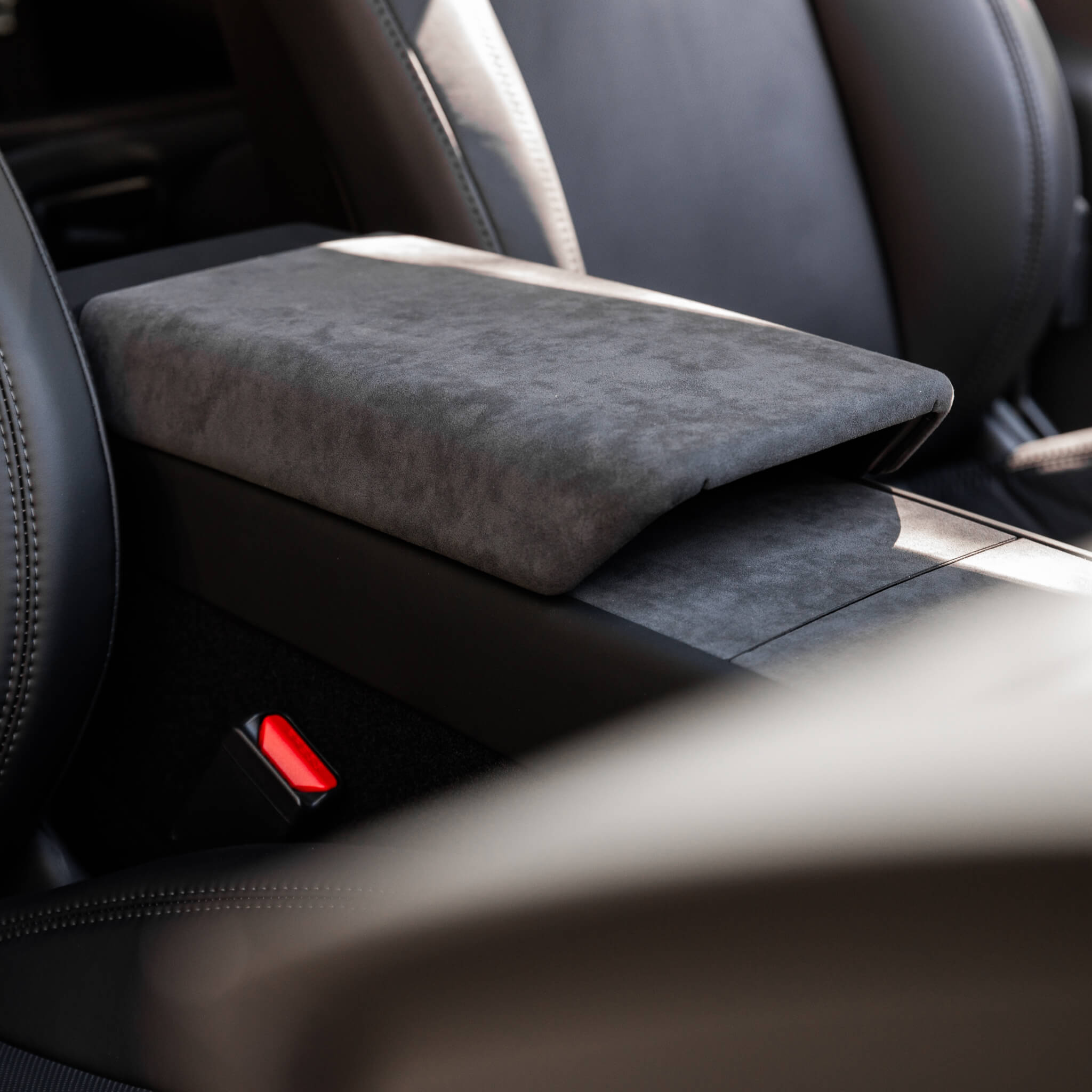Tesla Model Y 2025: Alcantara-Armlehne