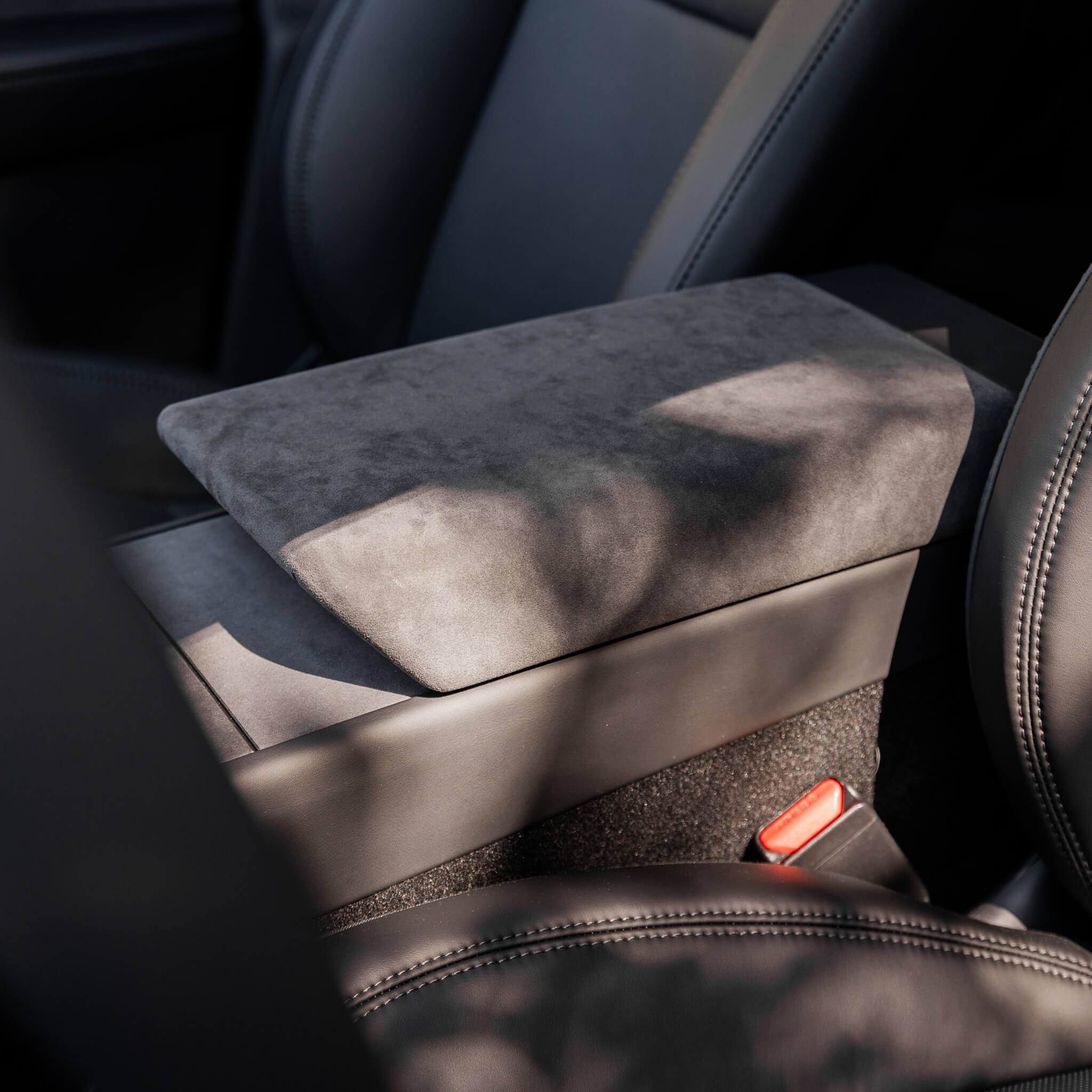 Tesla Model Y 2025: Alcantara-Armlehne