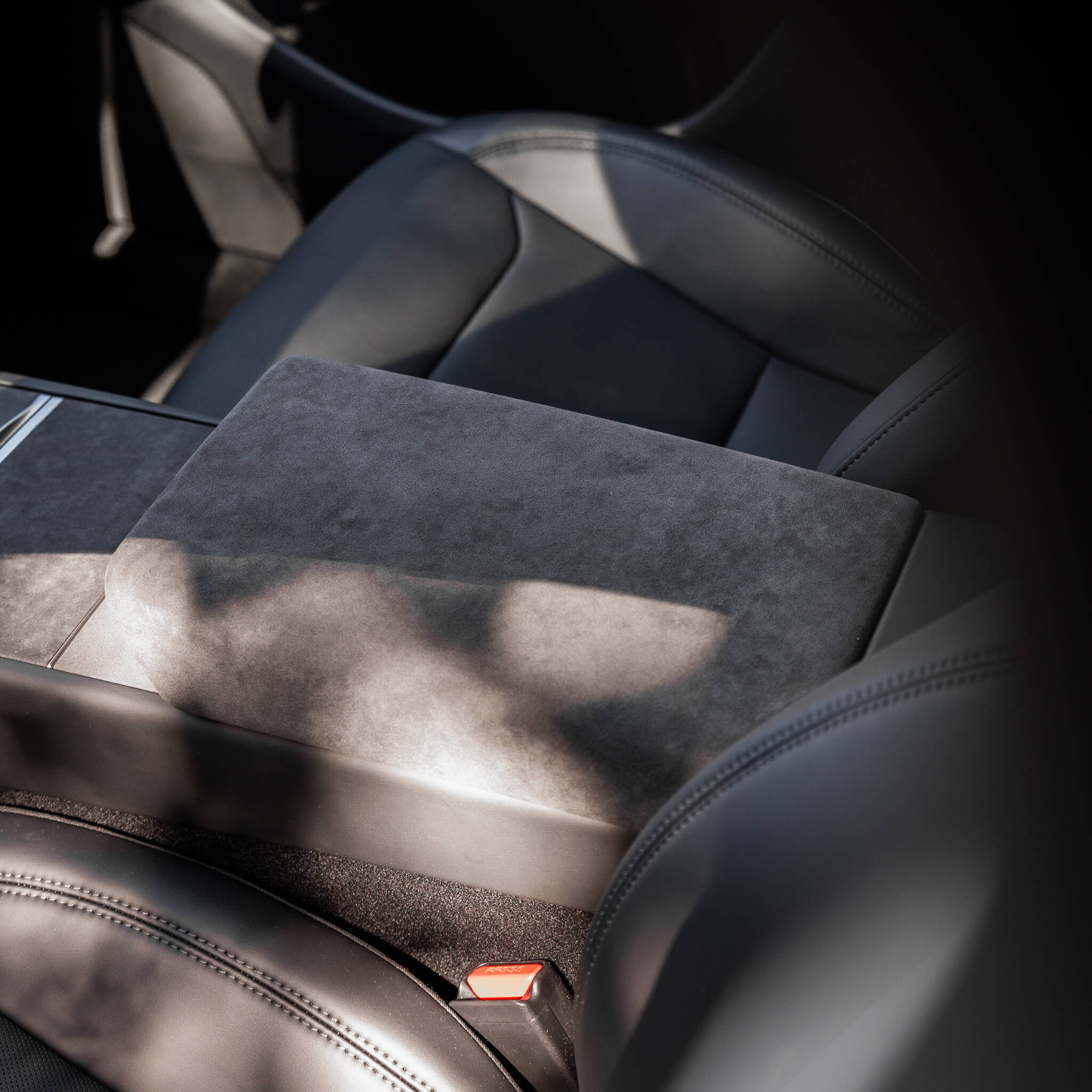 Tesla Model Y 2025: Alcantara-Armlehne