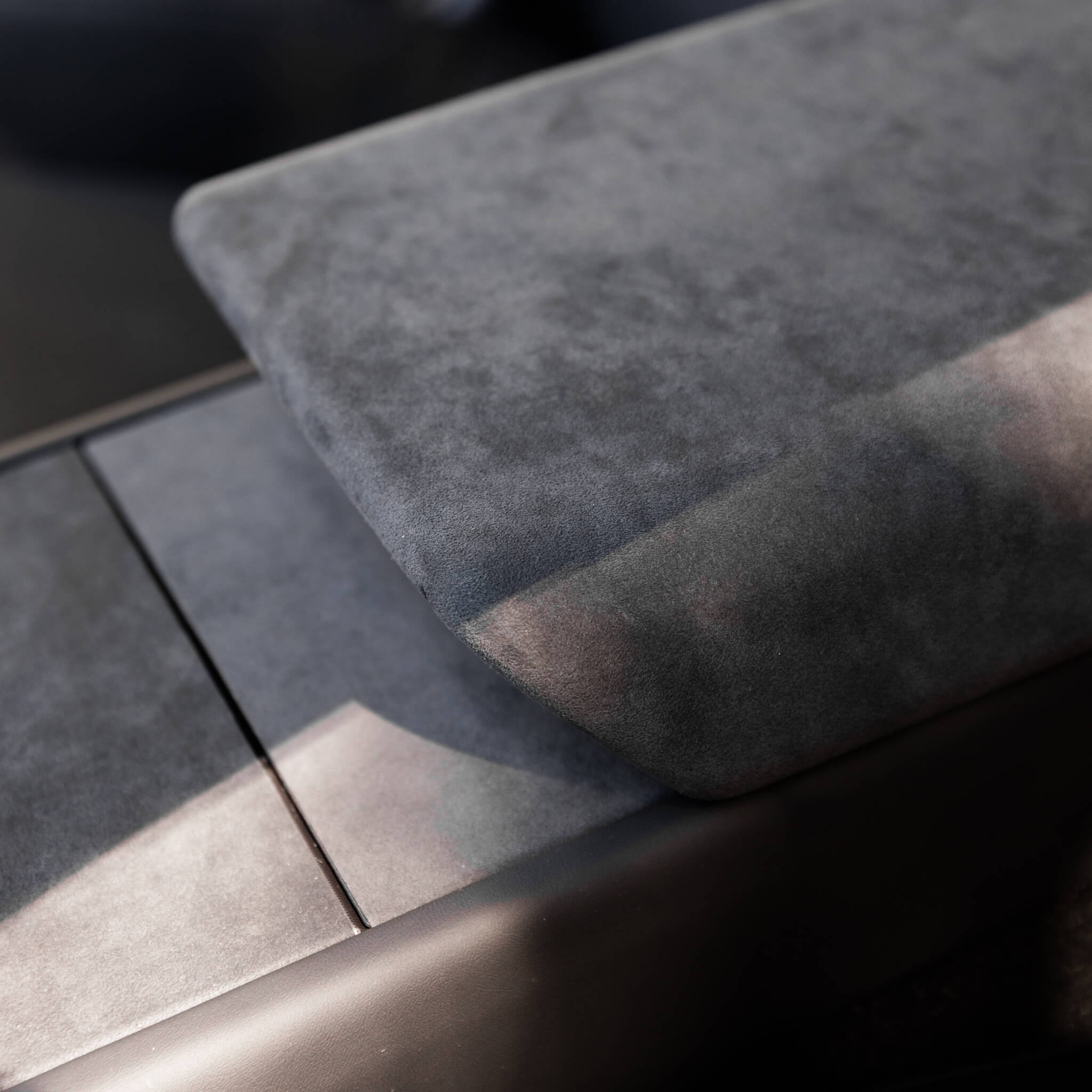 Tesla Model Y 2025: Alcantara-Armlehne