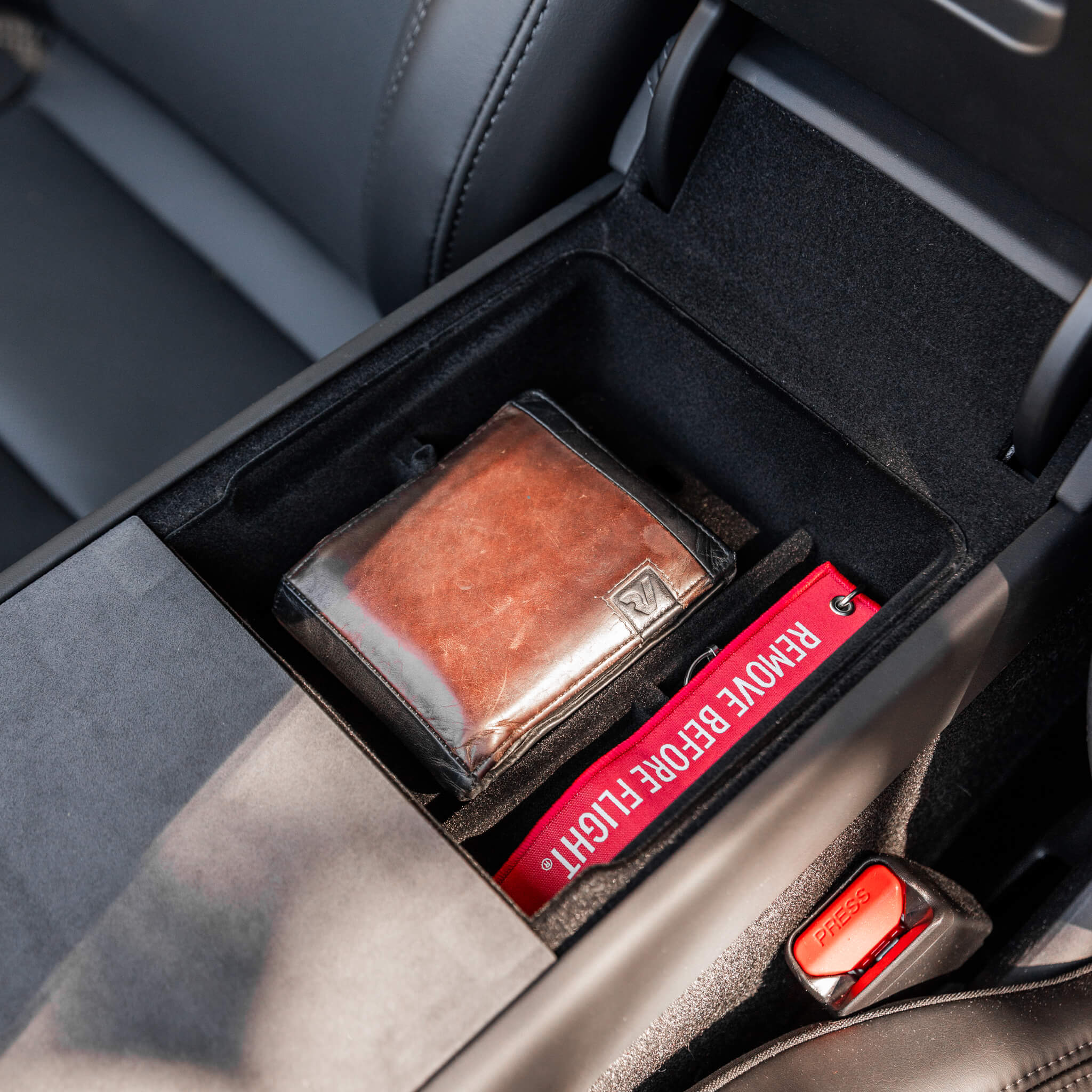 Tesla Model Y 2025: Armlehnen-Organizer