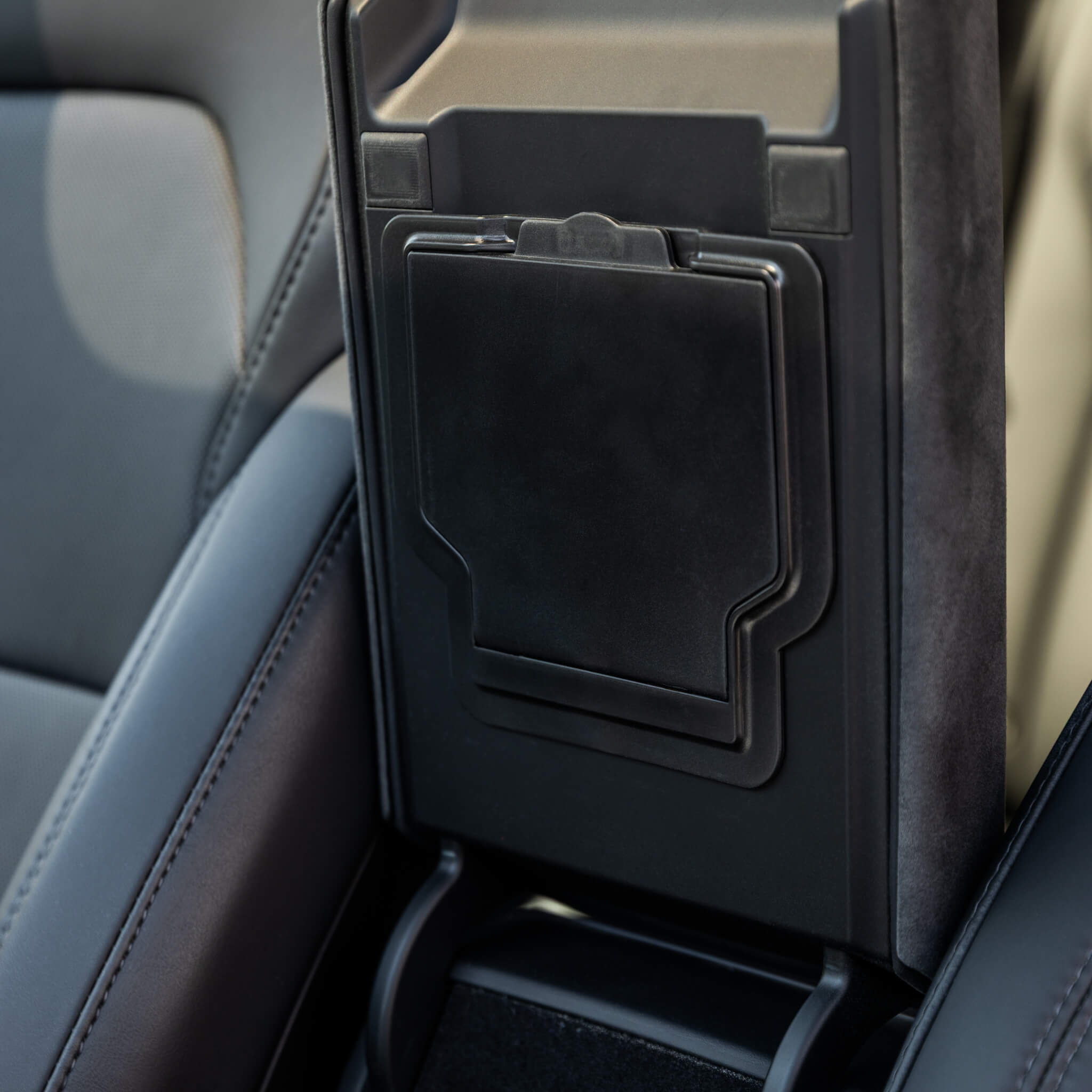 Tesla Model Y 2025: hemmelig rom for armlenet