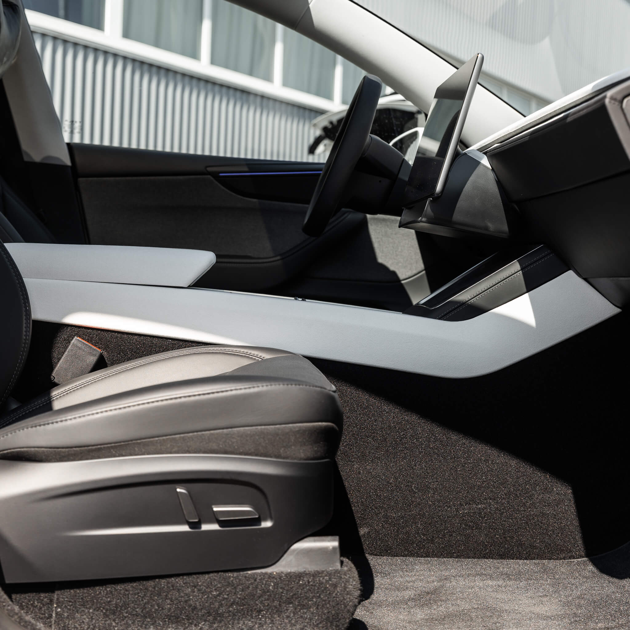 Tesla Model 3 2024–2026: Weiße Seitenverkleidung für die Mittelkonsole
