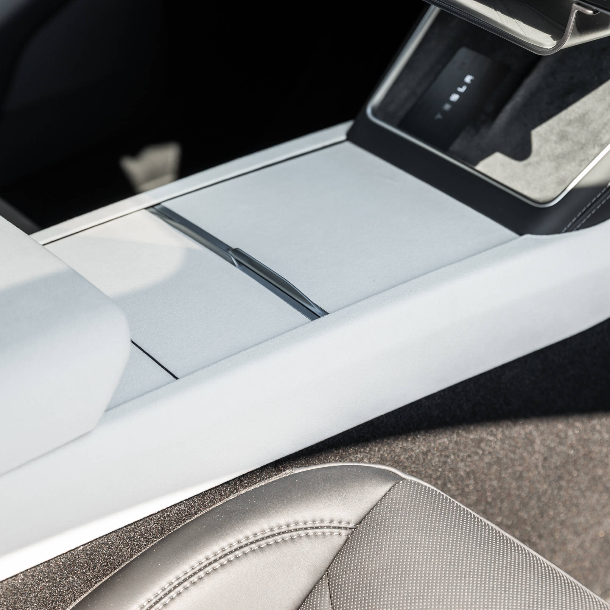 Tesla Model 3 2024–2026: Weiße Ultrasuede-Mittelkonsole