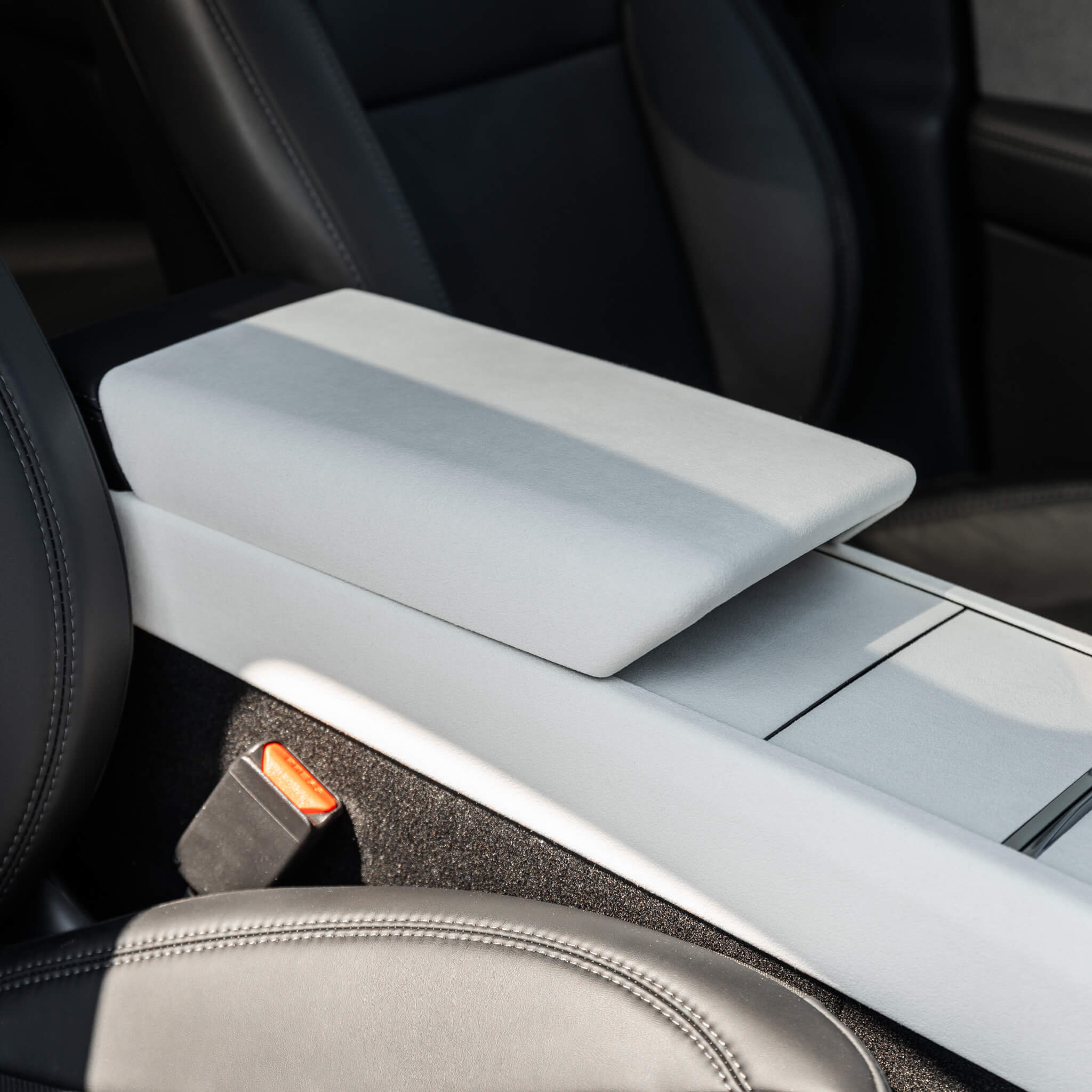 Tesla Model Y 2025–2026: Weiße Ultrasuede-Armlehne