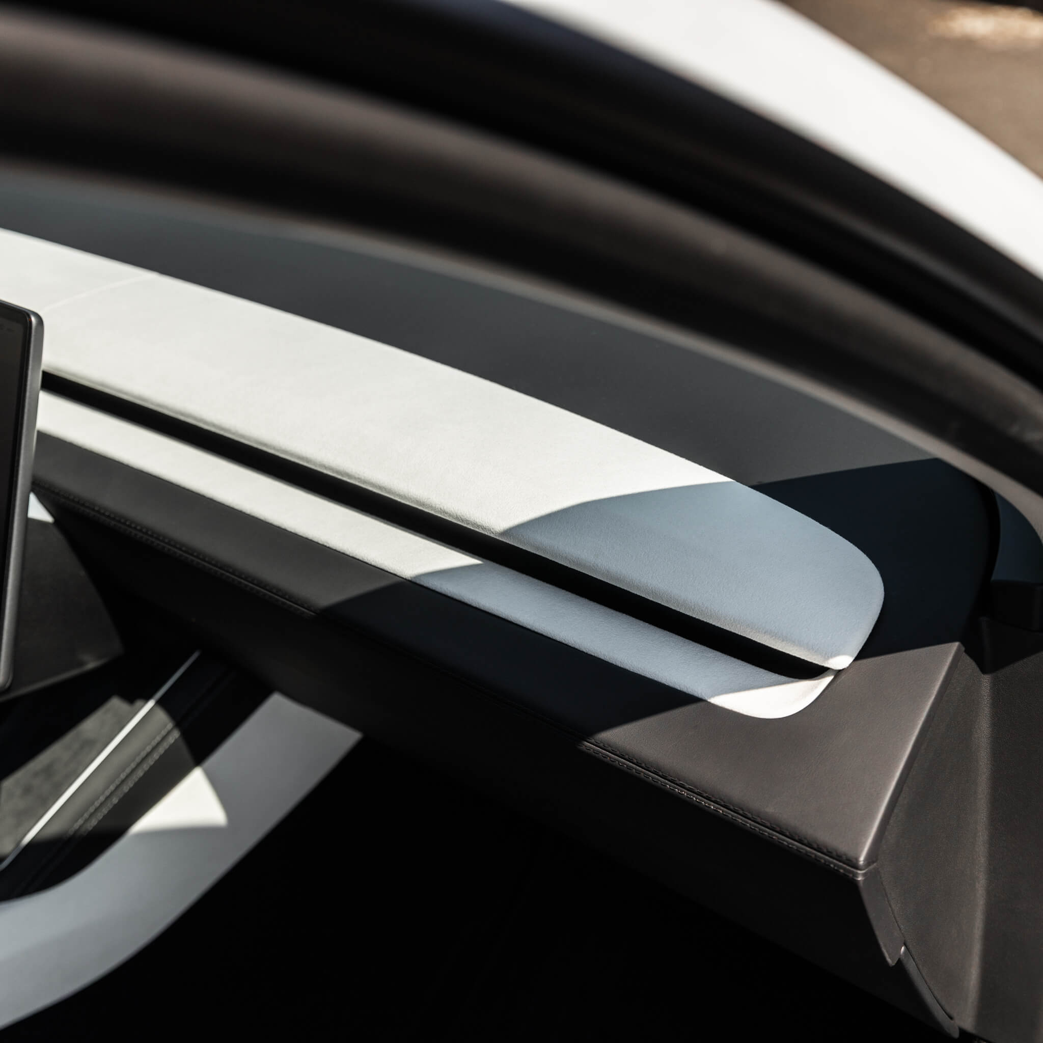 Tesla Model Y 2025–2026: Weißes Ultrasuede-Dashboard