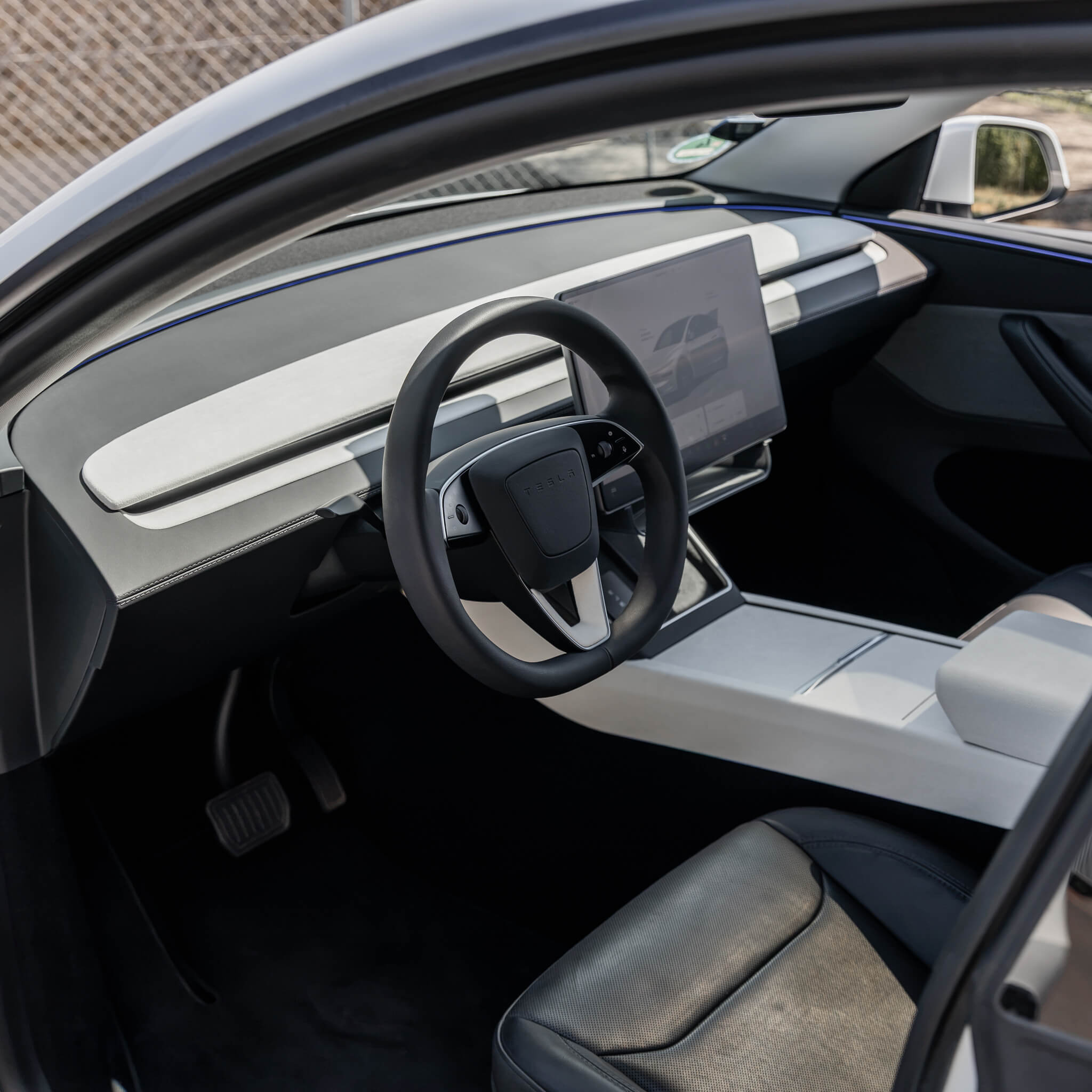 Tesla Model 3 2024–2026: Weißes Ultrasuede-Dashboard