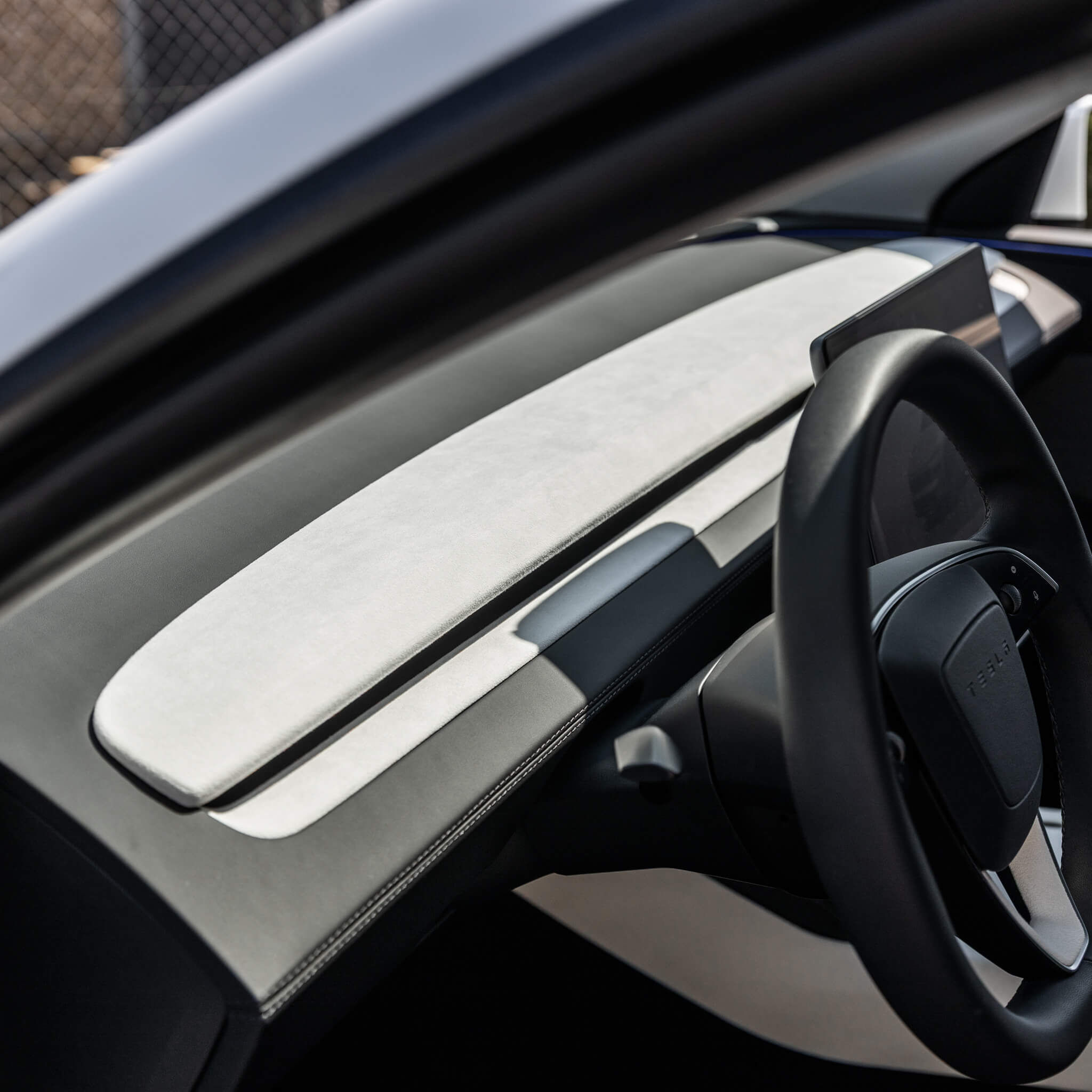 Tesla Model 3 2024–2026: Weißes Ultrasuede-Dashboard