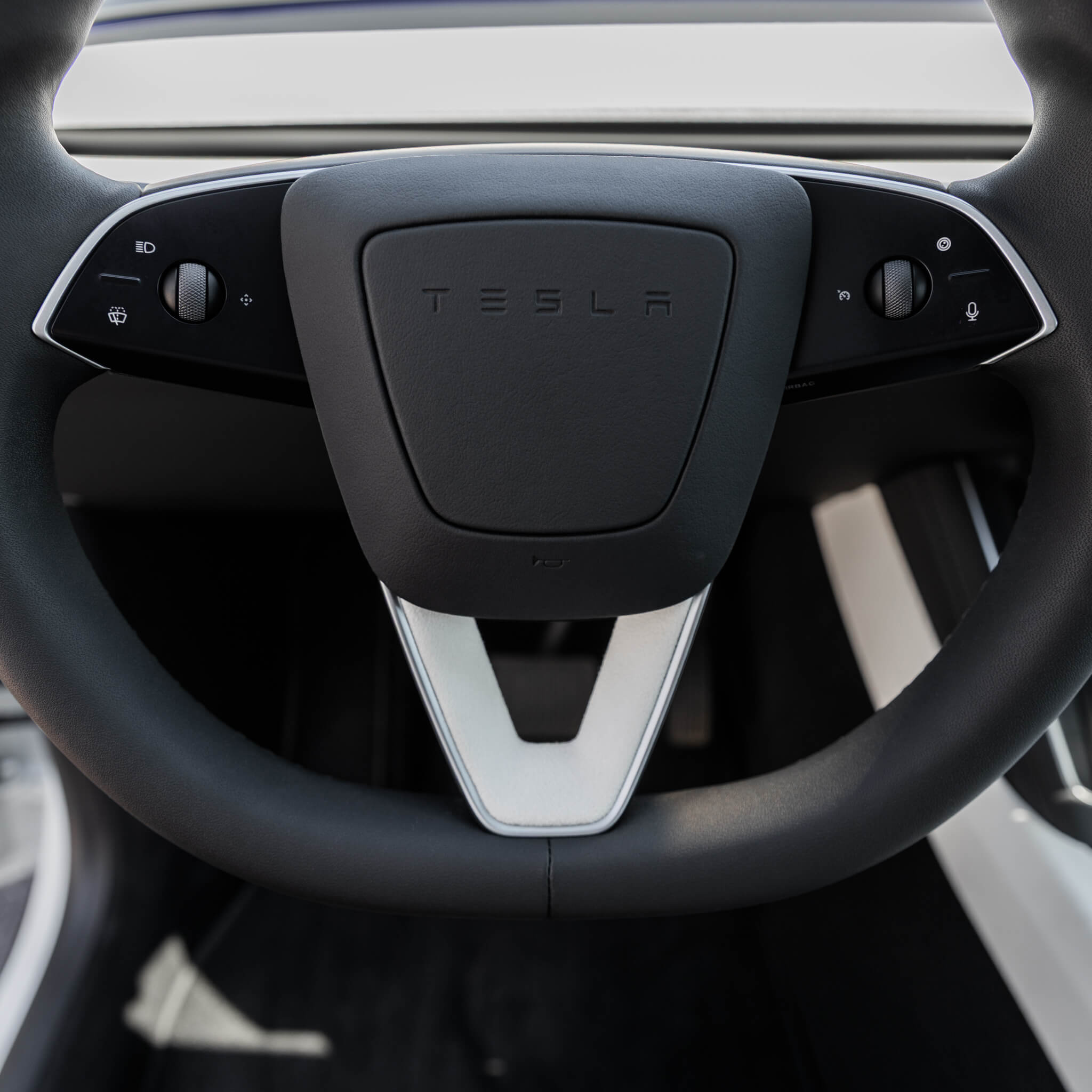 Tesla Model Y 2025–2026: Weißes Ultrasuede-Lenkrad
