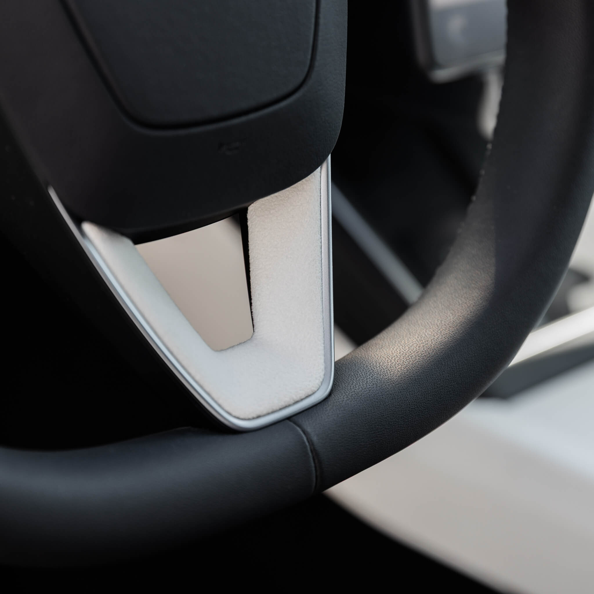 Tesla Model Y 2025–2026: Weißes Ultrasuede-Lenkrad