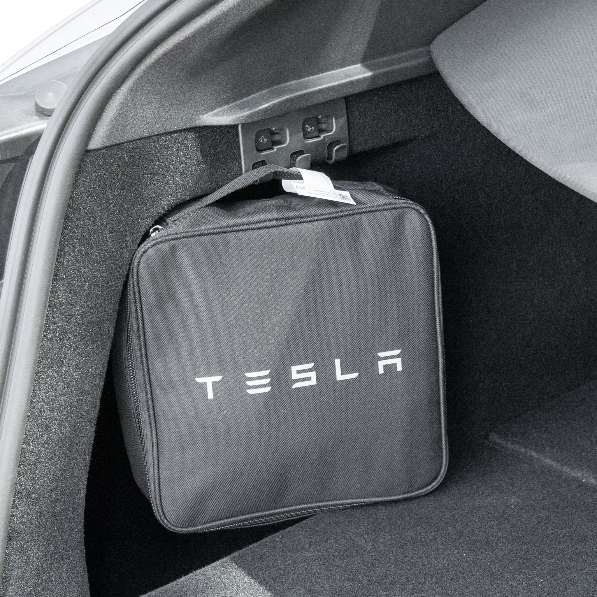 Tesla Model Y: Einkaufstaschenhaken