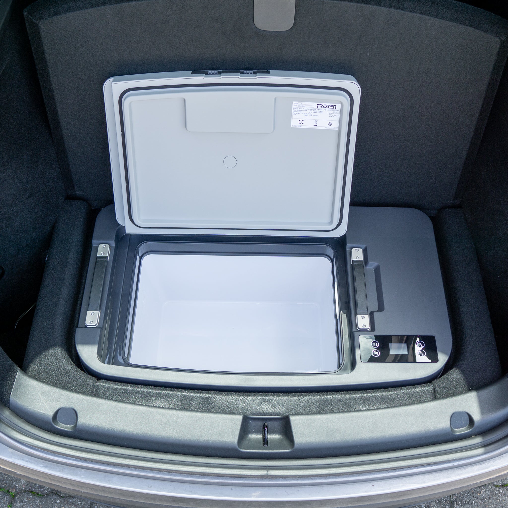 Tesla Model Y: Kjøleskap for bagasjerommet