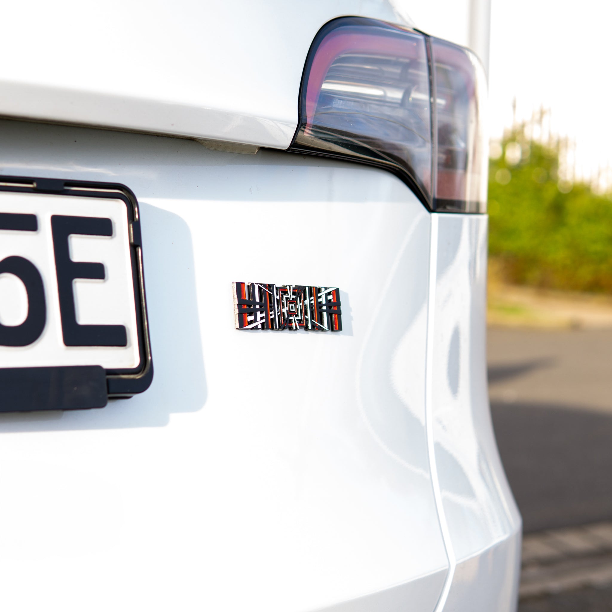 Tesla: Plakat med rutete logo