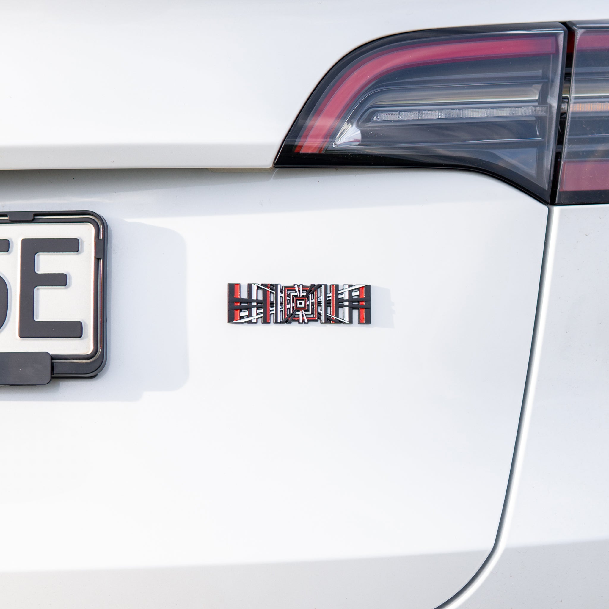 Tesla: Plakat med rutete logo