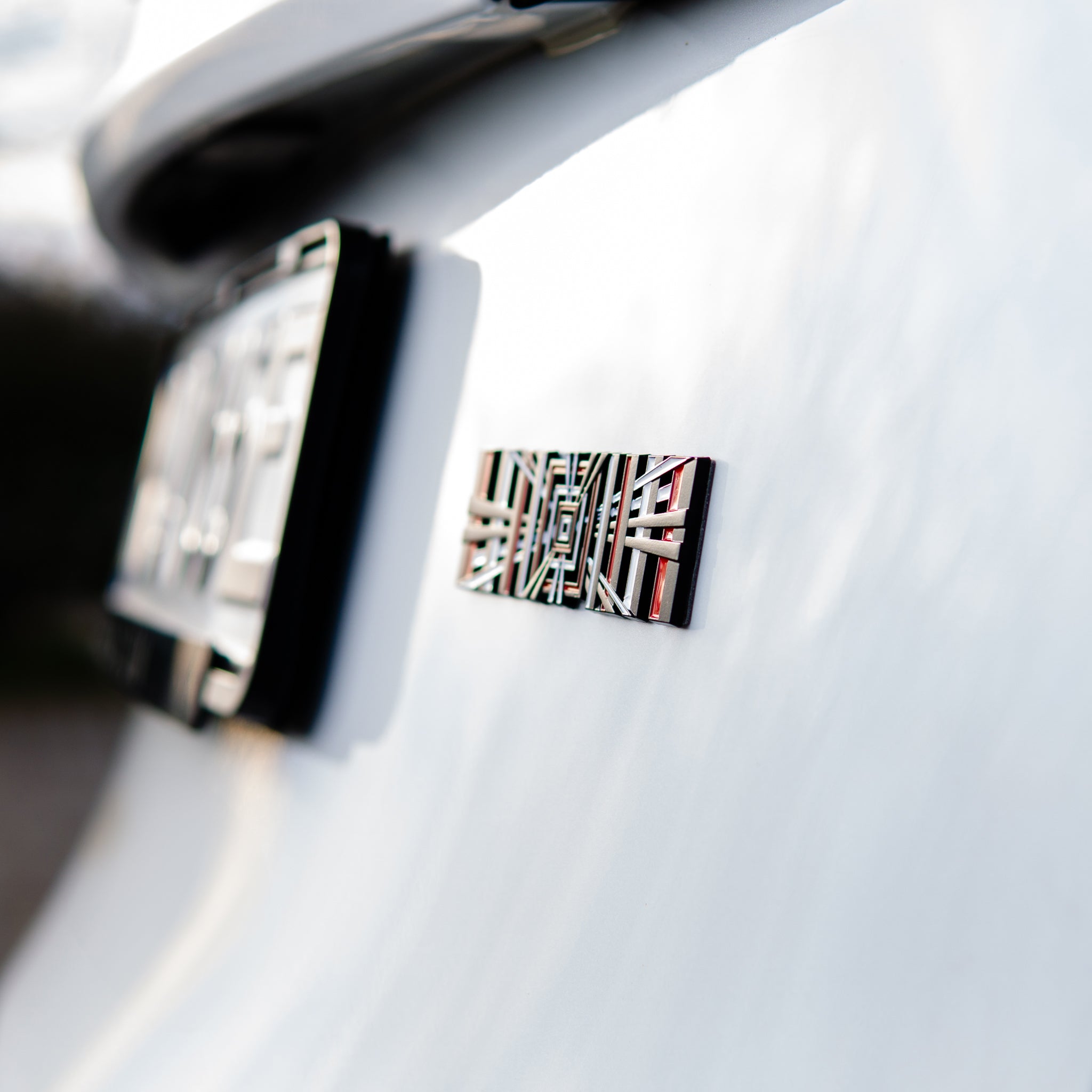 Tesla: Plakat med rutete logo