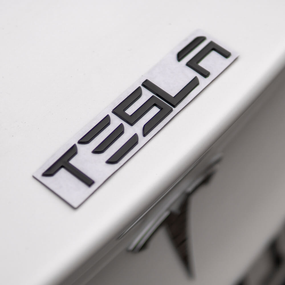 Kaufe Model3 Neue KARIERTE Logo Auto Aufkleber Auto Emblem Abzeichen  Aufkleber Für Tesla Modell 3 YSX Zubehör 2022 Innen Teile ModelY