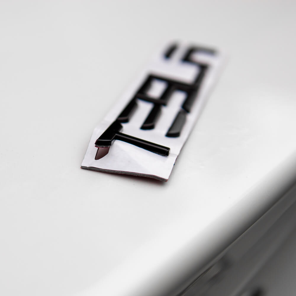 Tesla Model S/3/X/Y: Schriftzug Aufkleber