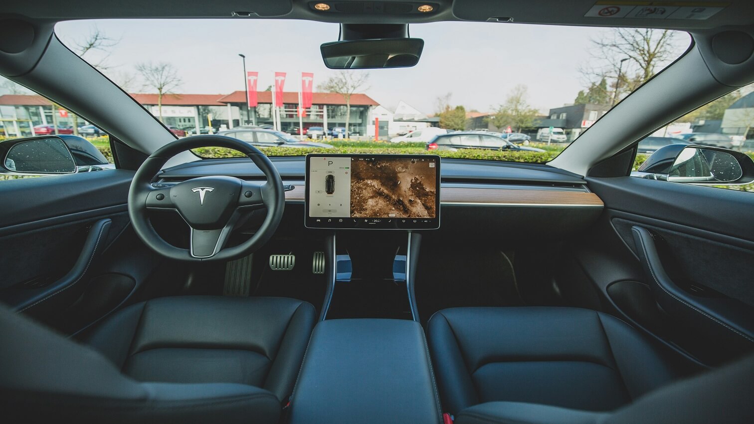 Tesla Model Y Geräusche hinter der Frontkamera 