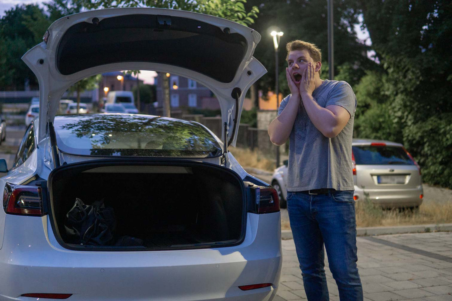 Tesla-Kofferraum öffnet sich von selbst: Das können Sie tun