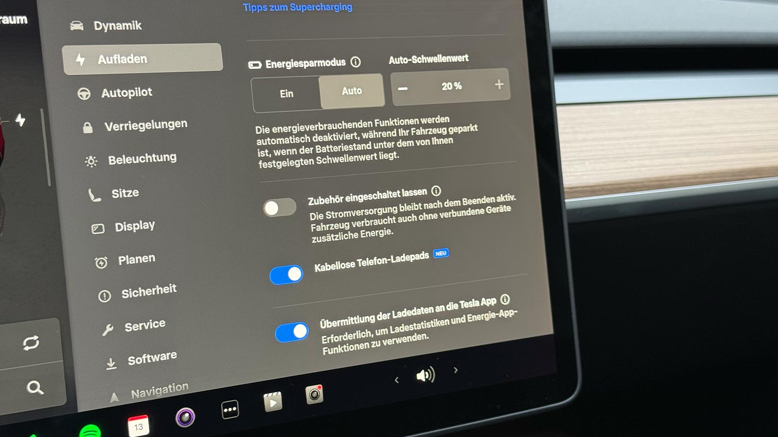 Tesla-Zubehör: Dauerhafte Stromversorgung aus der 12-Volt-Dose