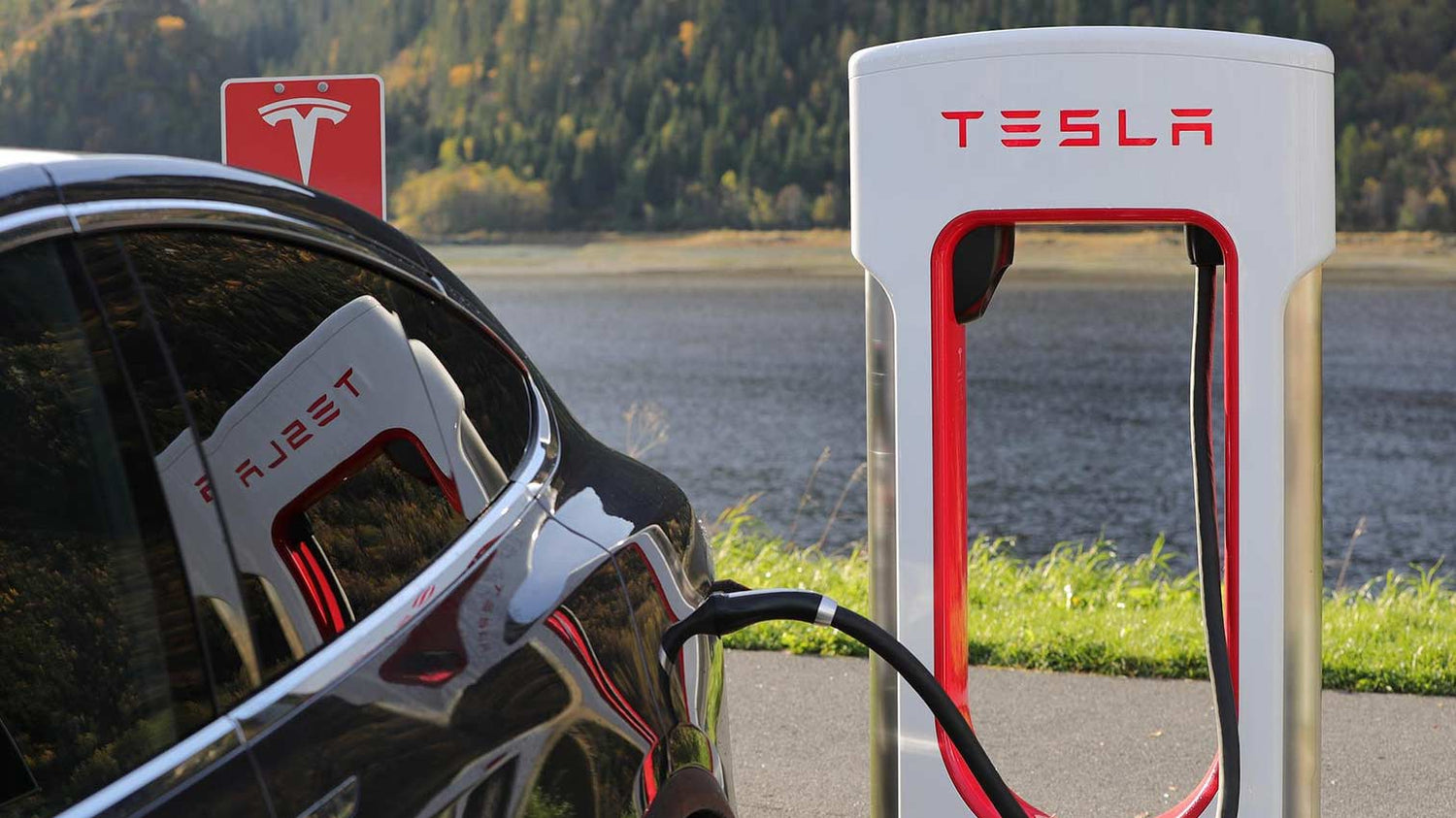Zu lange am Tesla Supercharger: Wie hoch sind die Blockiergebühren?