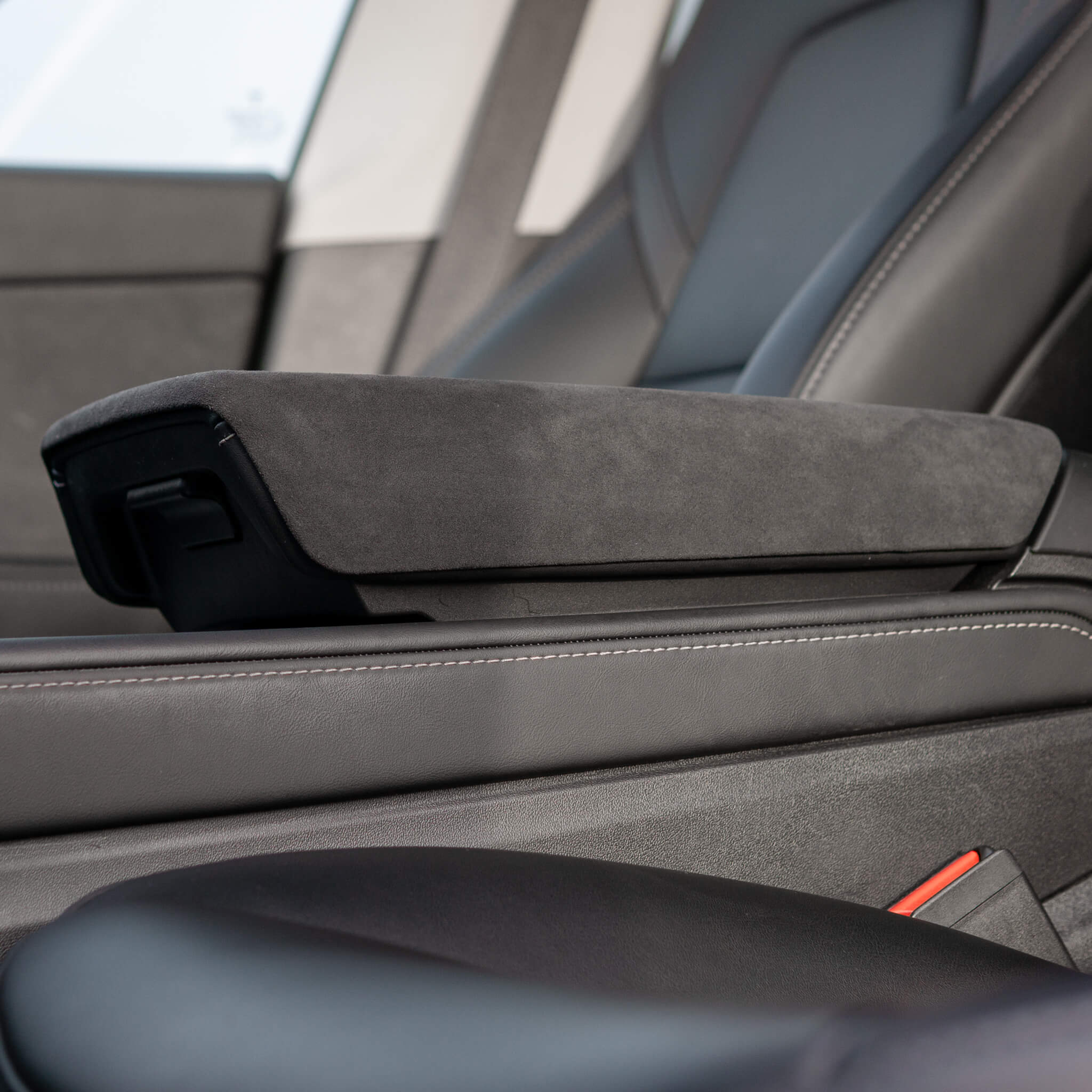 Tesla Model 3/Y: Alcantara armrest