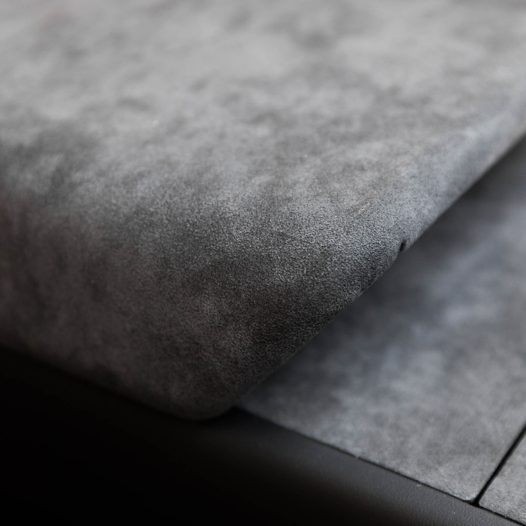 Tesla Model Y 2025: Armlenet i alcantara
