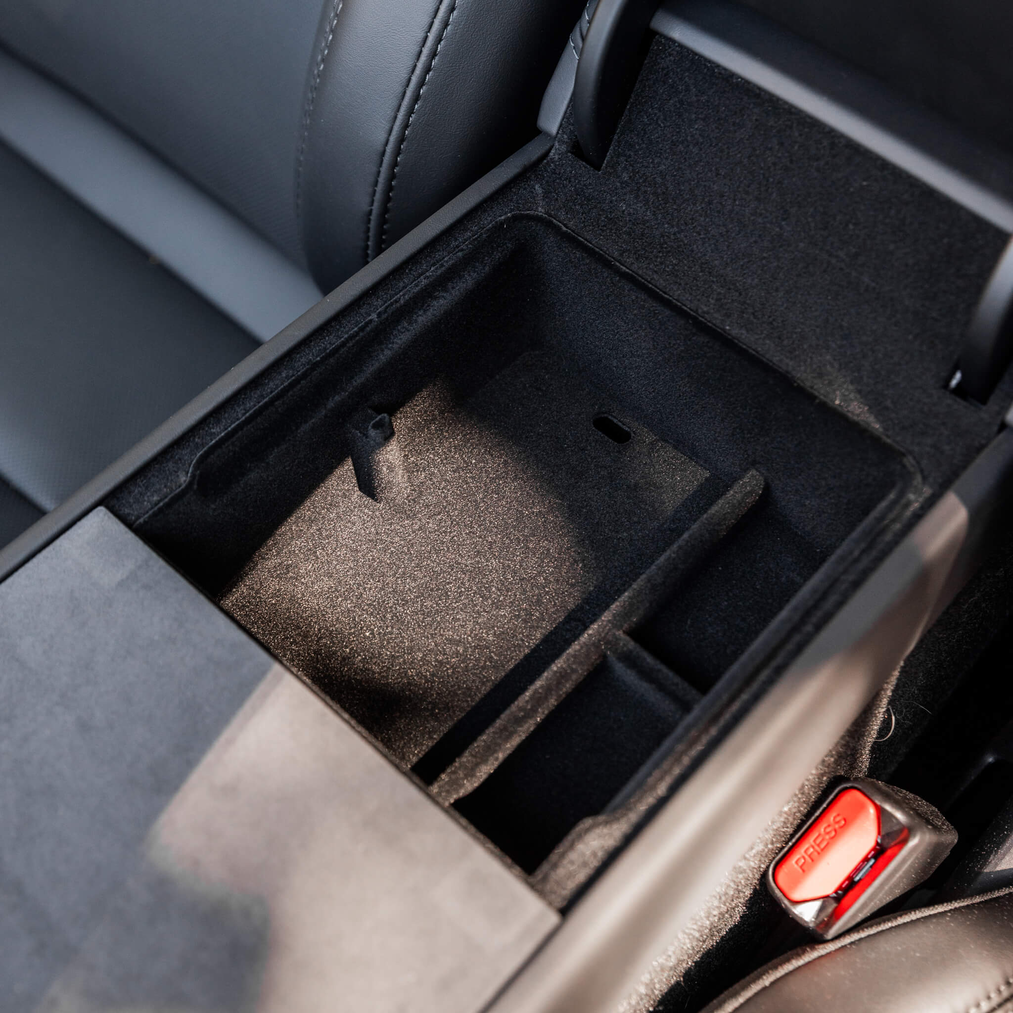 Tesla Model Y 2025: Armlehnen-Organizer