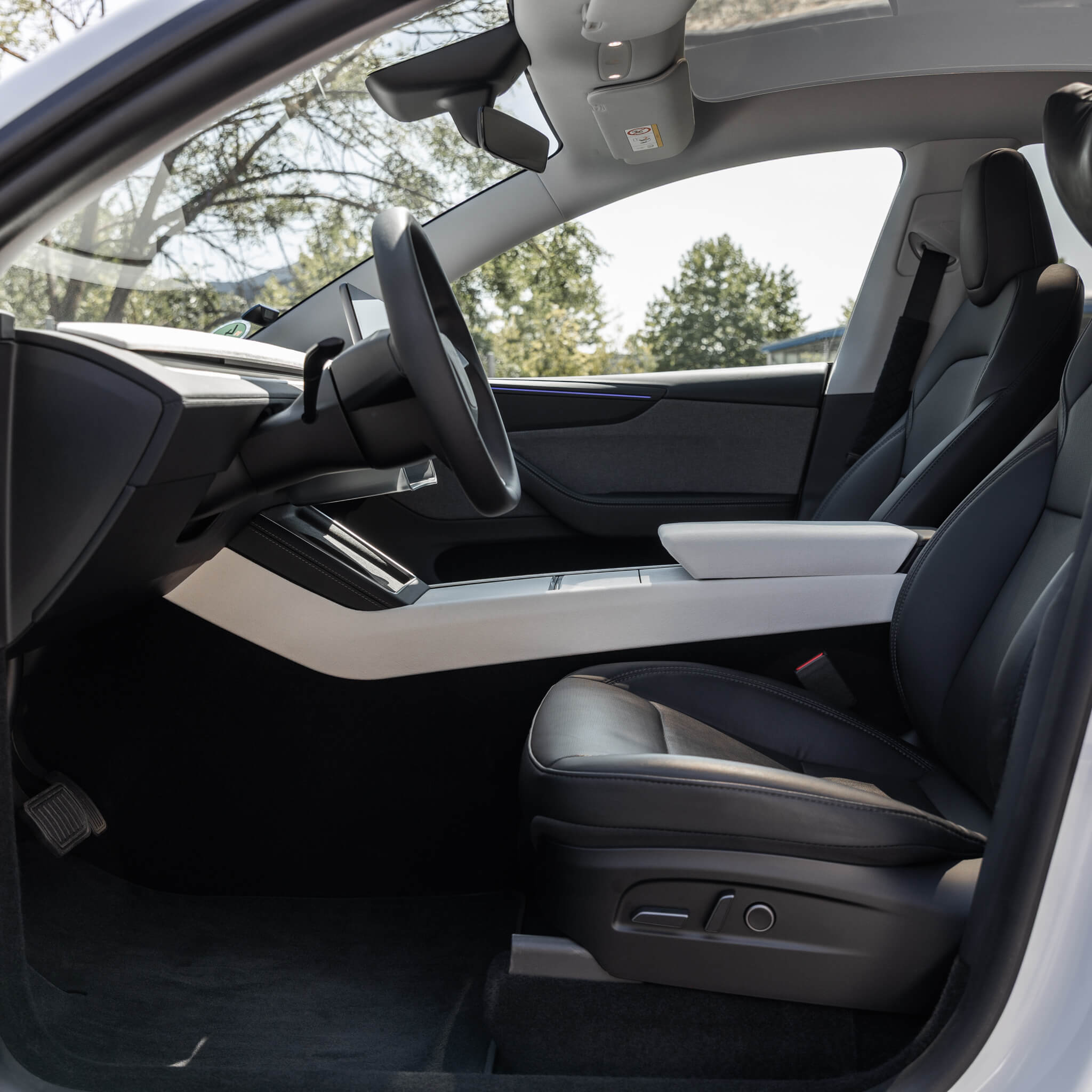 Tesla Model Y 2025–2026: Weiße Seitenverkleidung für die Mittelkonsole