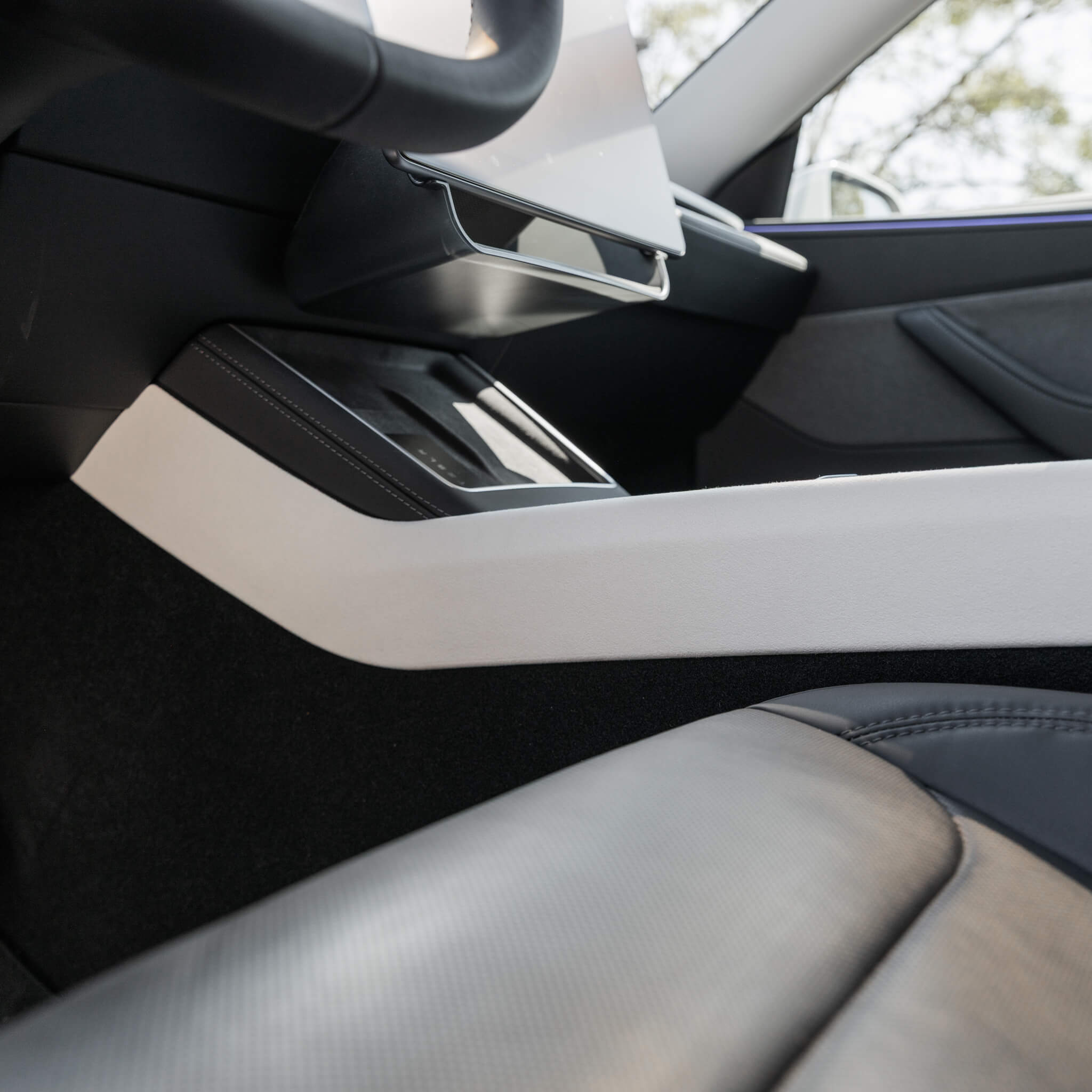 Tesla Model Y 2025–2026: Weiße Seitenverkleidung für die Mittelkonsole