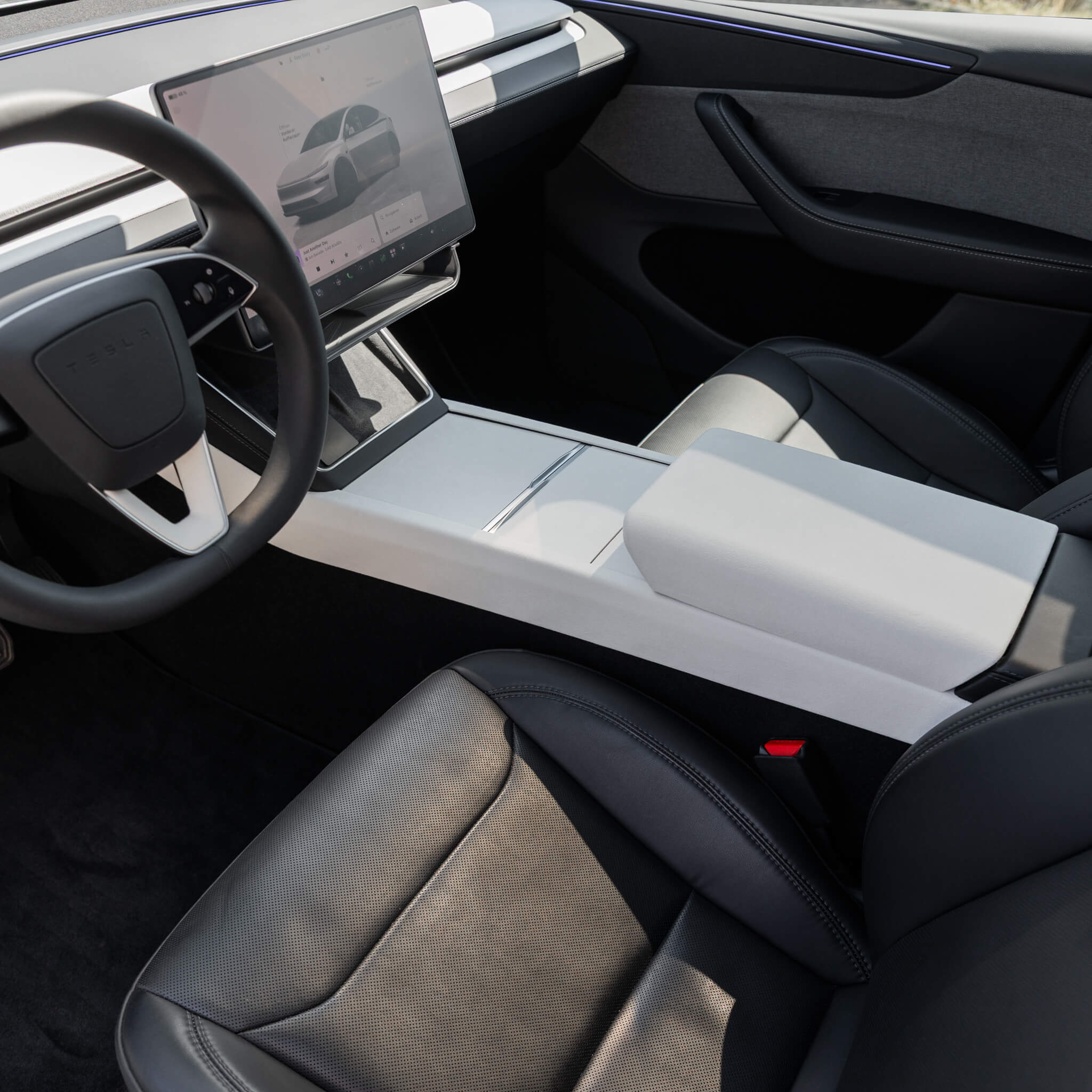 Tesla Model 3 2024–2026: Weiße Ultrasuede-Mittelkonsole