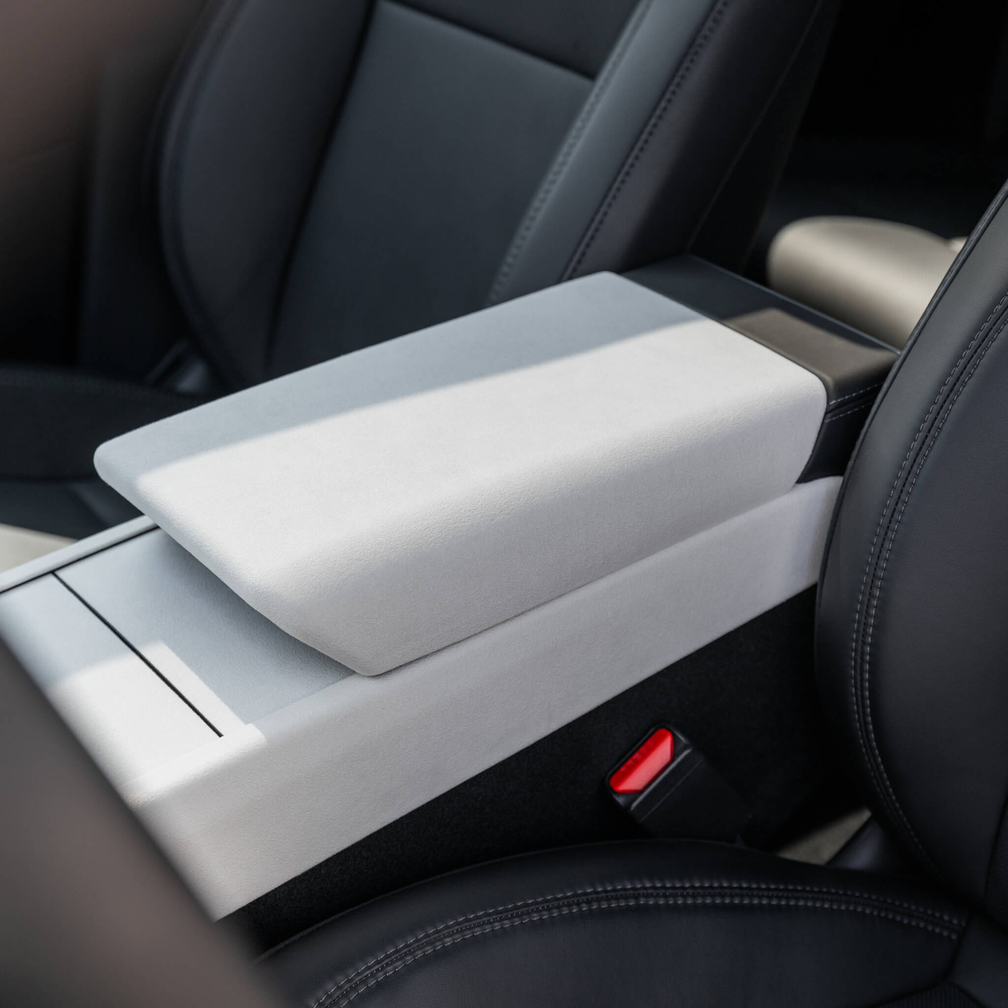 Tesla Model Y 2025–2026: Weiße Ultrasuede-Armlehne