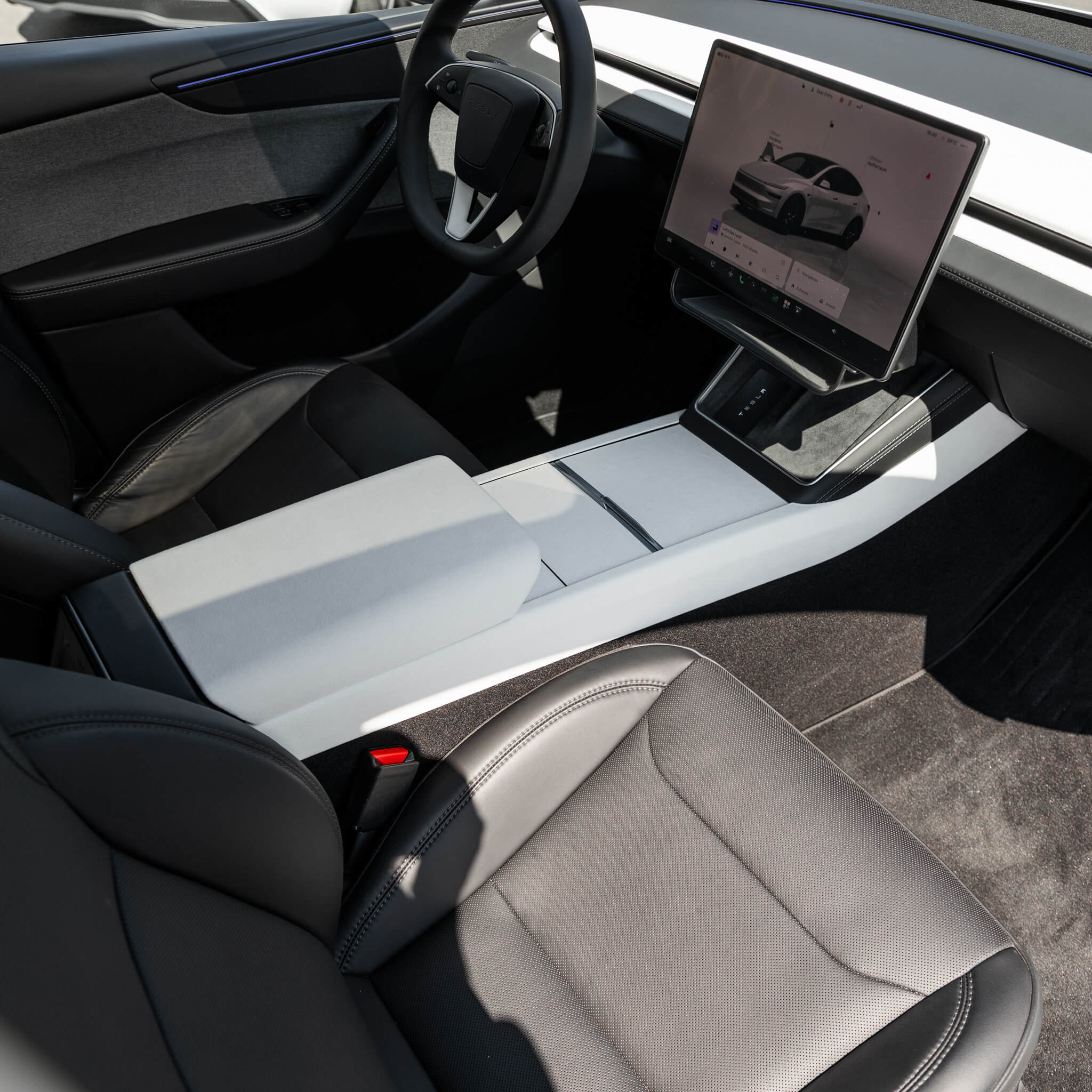 Tesla Model Y 2025–2026: Weiße Ultrasuede-Armlehne