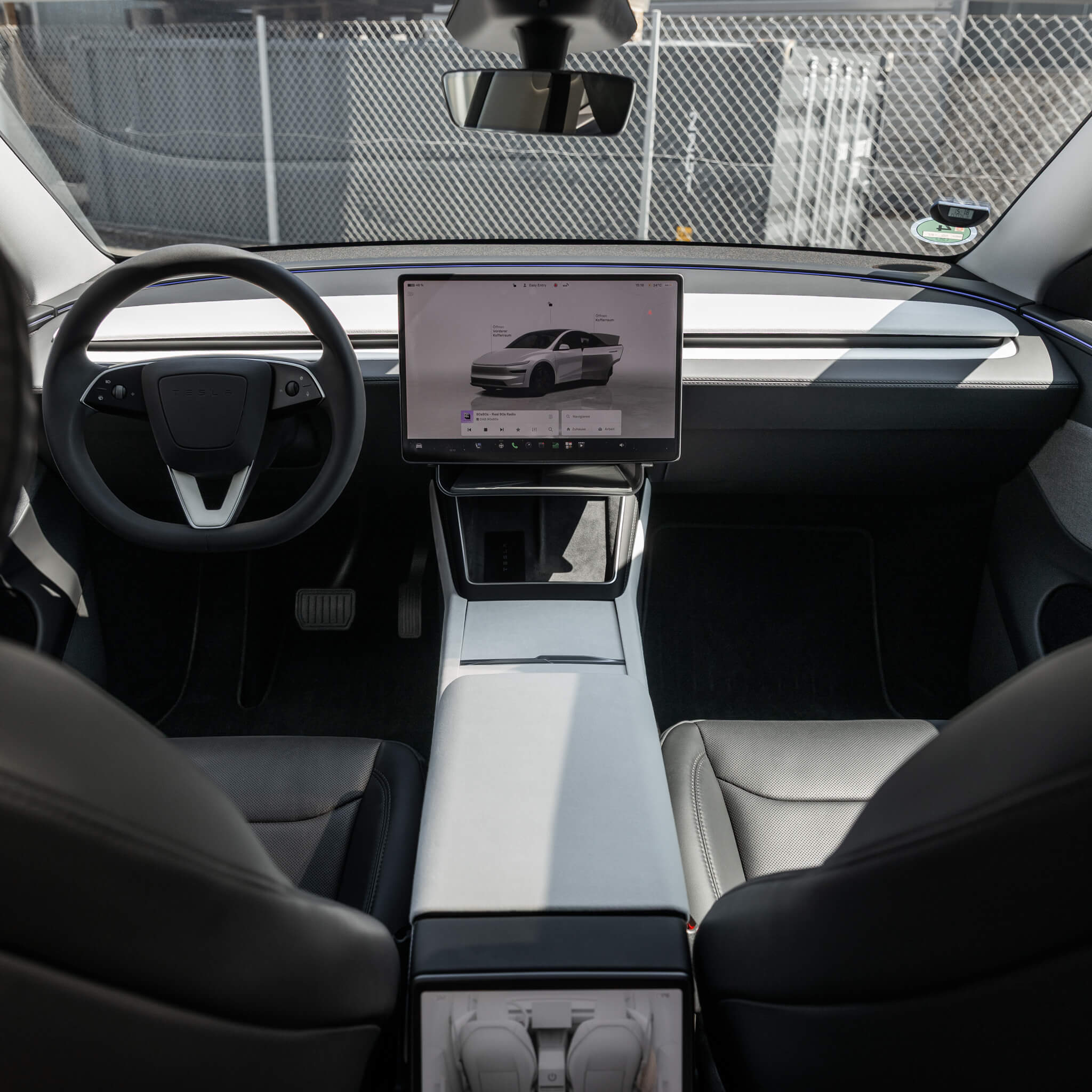 Tesla Model Y 2025–2026: Weißes Ultrasuede-Dashboard