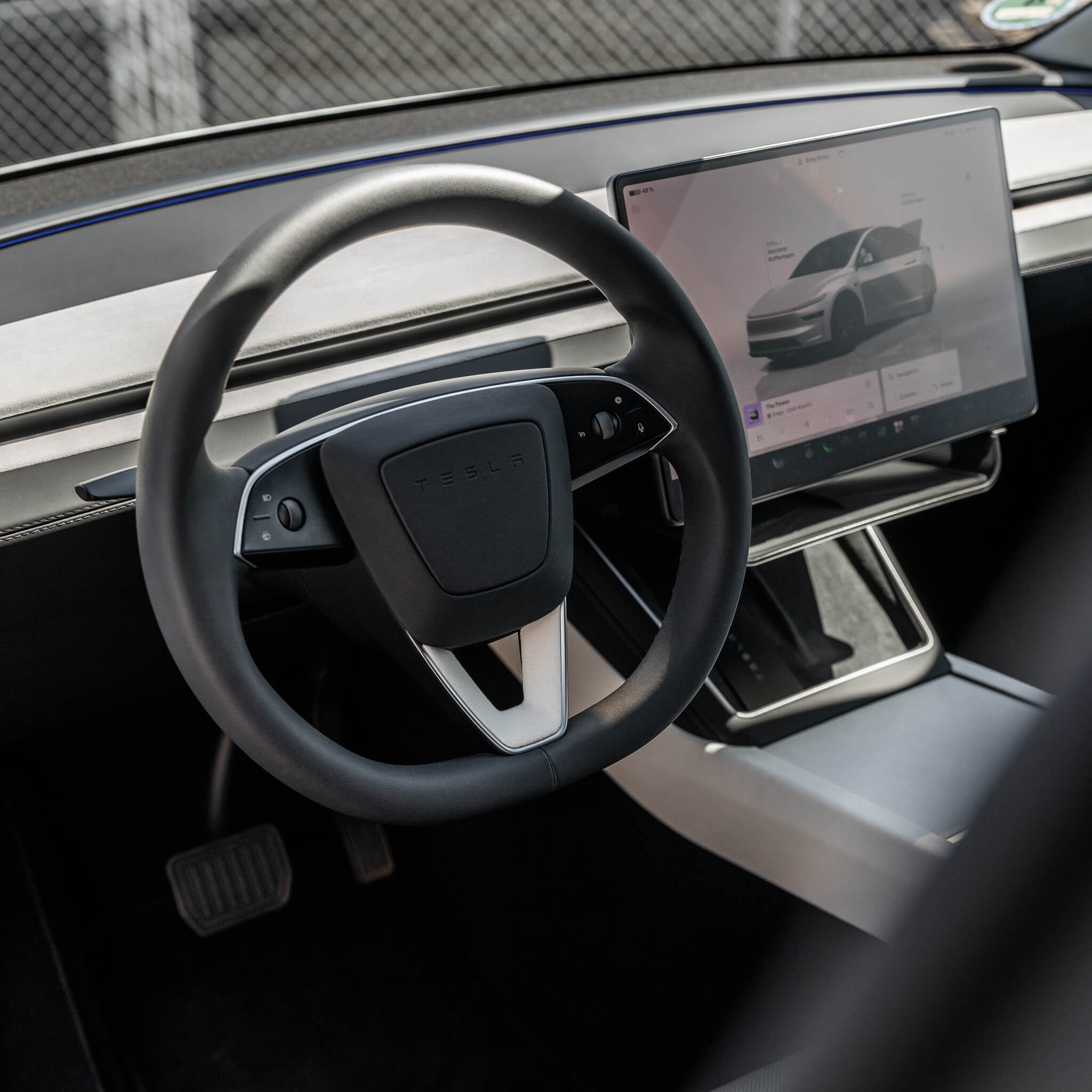 Tesla Model Y 2025–2026: Weißes Ultrasuede-Lenkrad