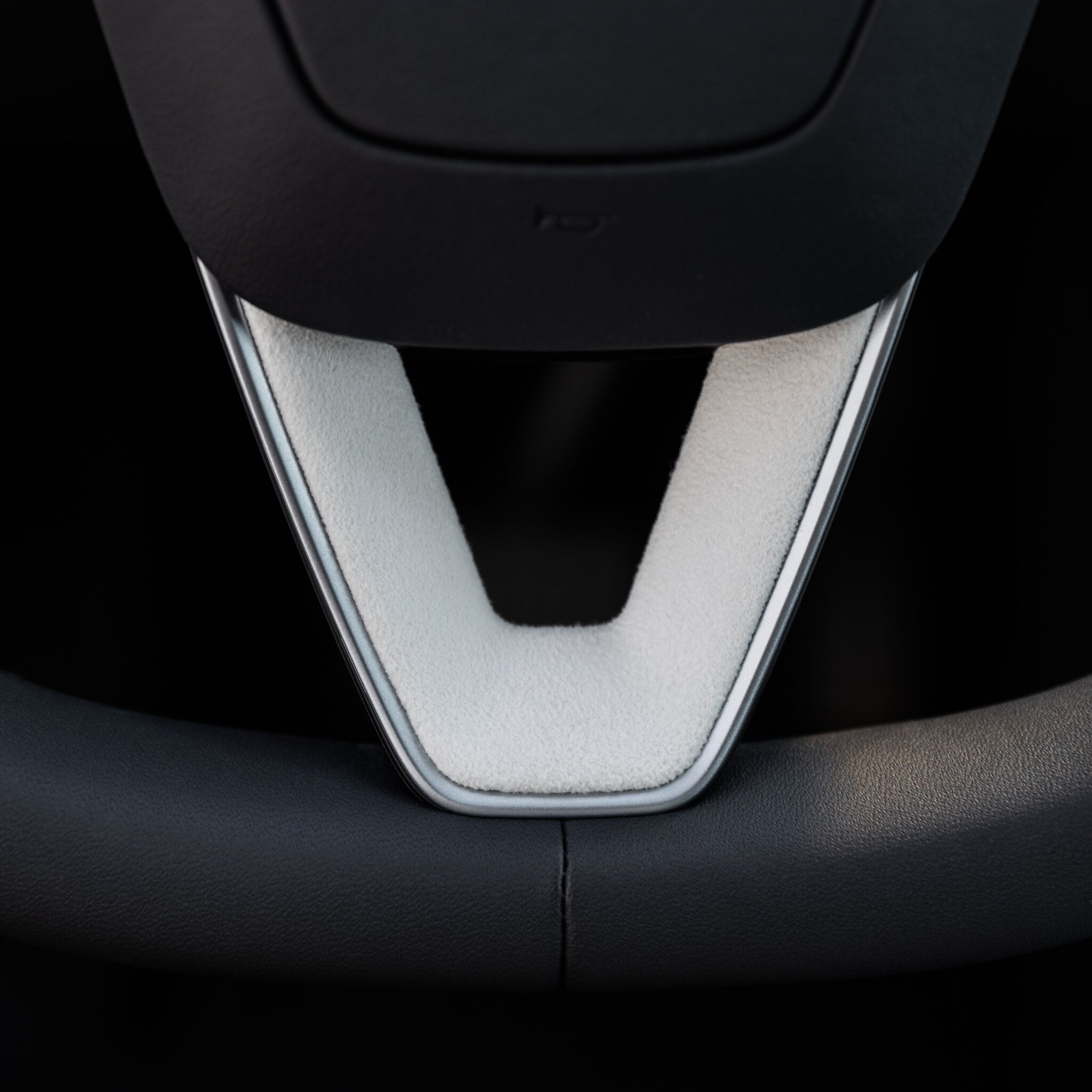 Tesla Model Y 2025–2026: Weißes Ultrasuede-Lenkrad