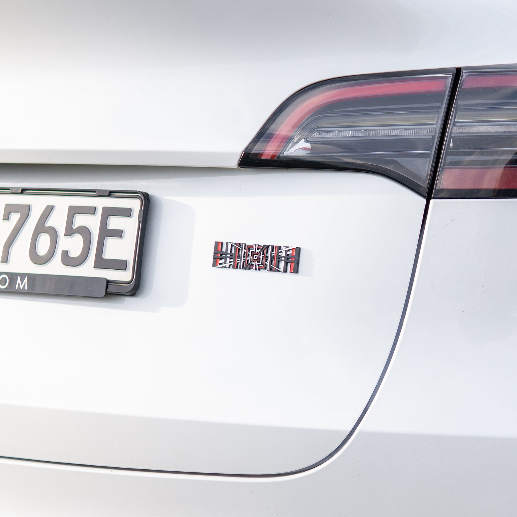 Tesla: Plaid-Logo-Aufkleber