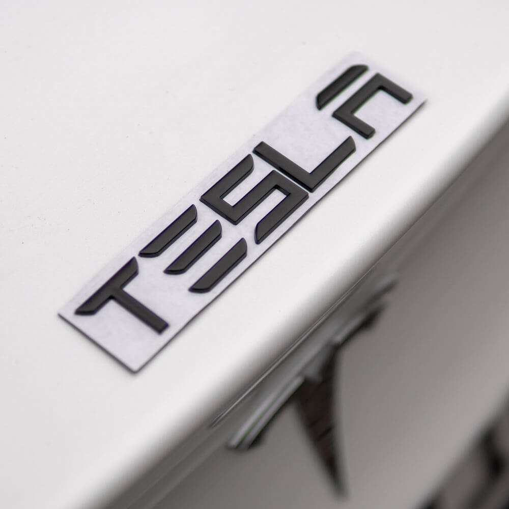 Tesla Model S/3/X/Y: Lettering sticker